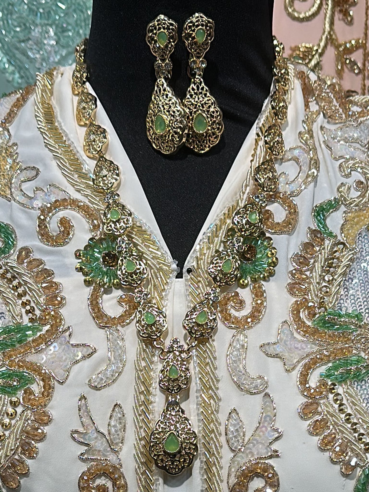 Gouden ketting met oorbellen met mintgroene stenen