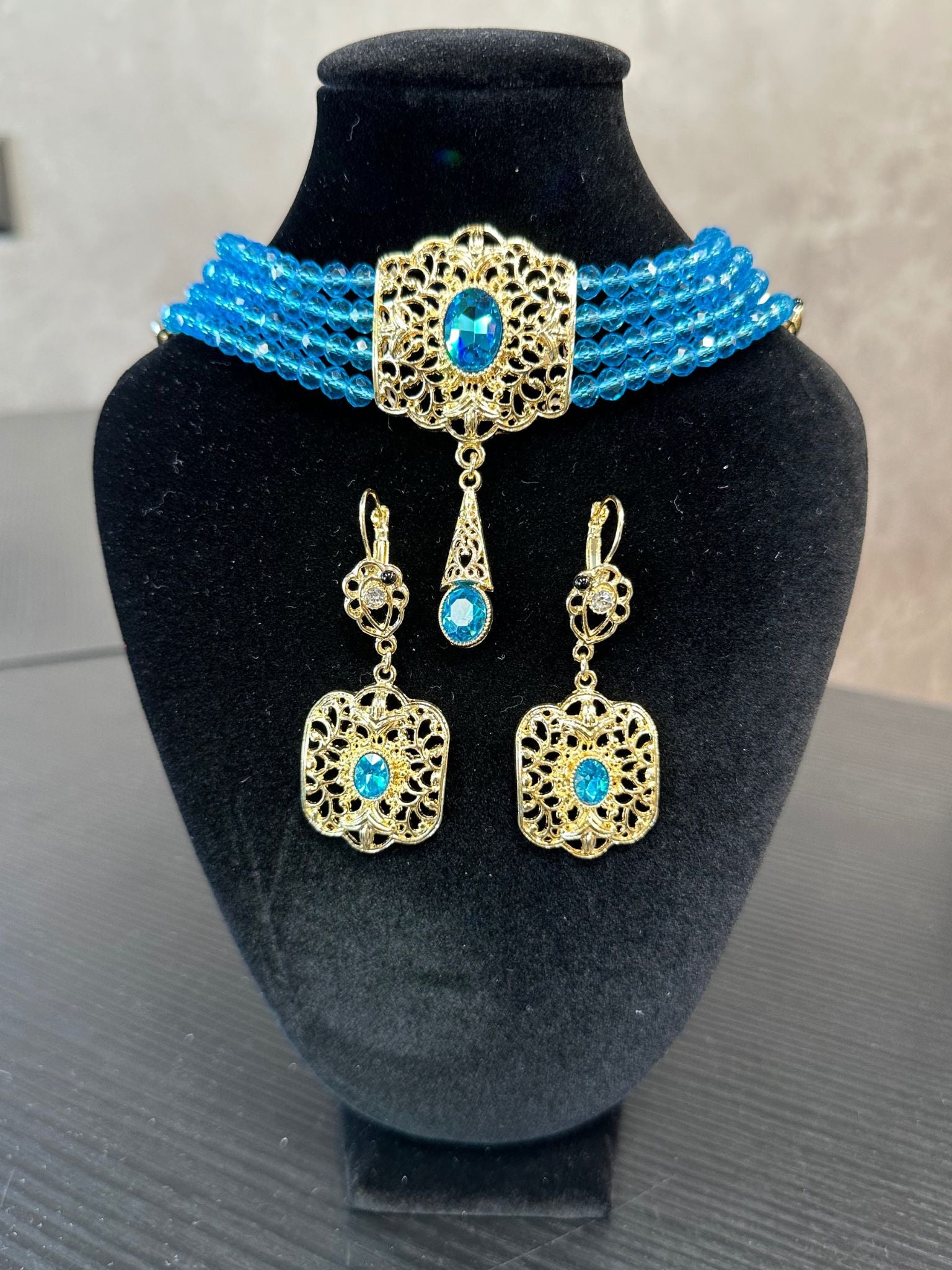 Choker with earrings