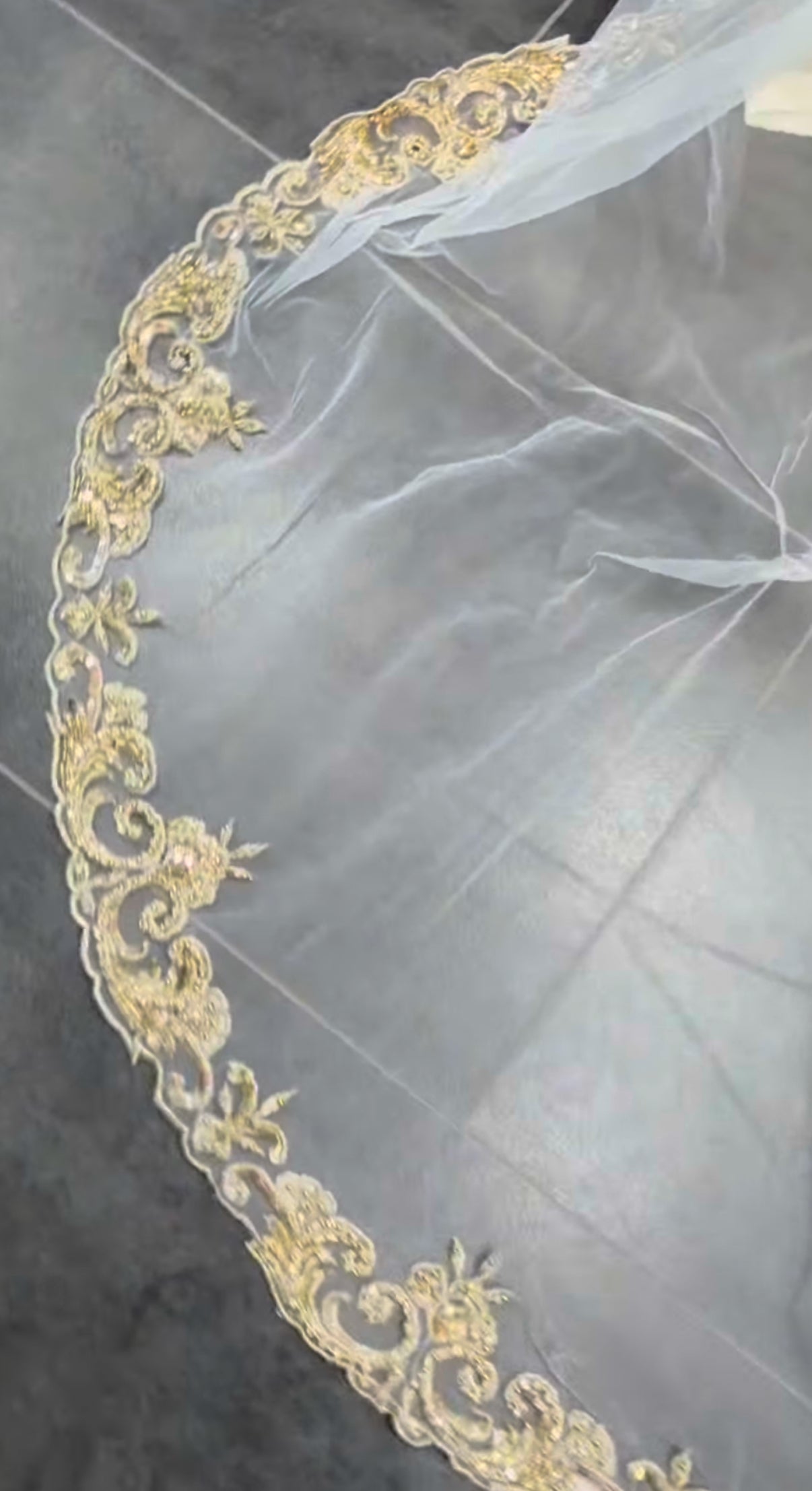 Bridal veil créme with gold