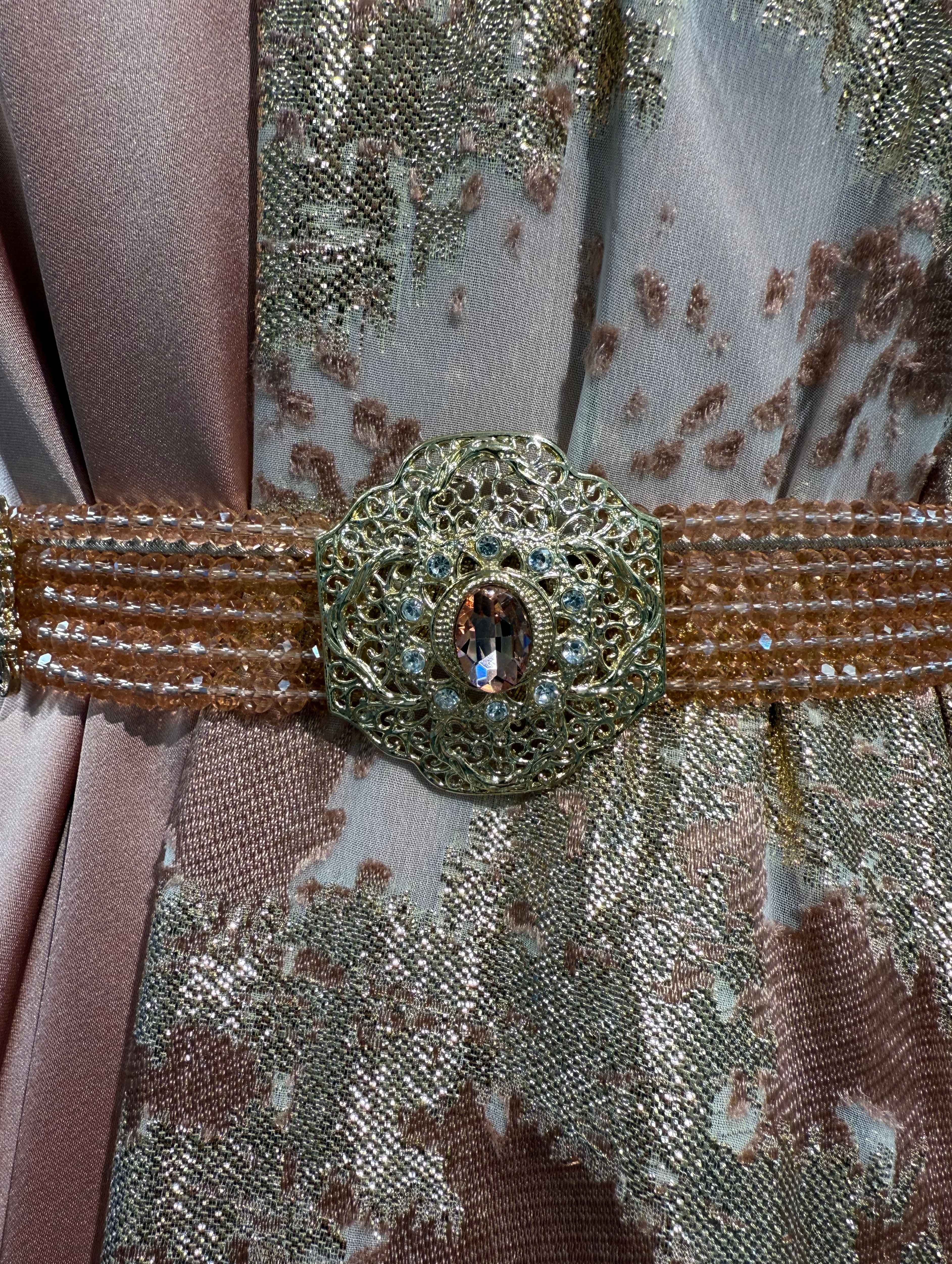 Gouden riem met zalmkleurige stenen en kralen