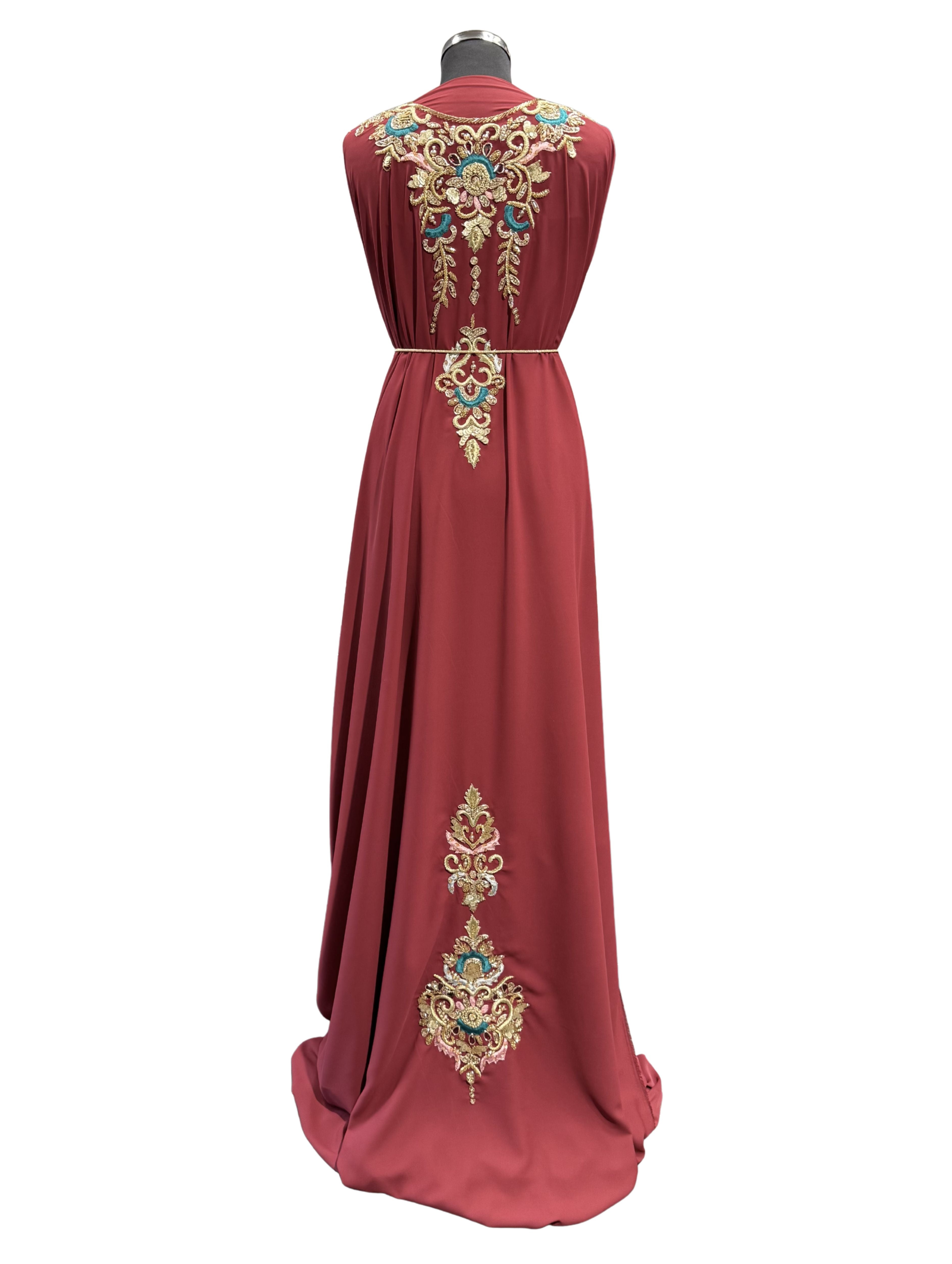 Achterkant van soepelvallende bordeaux crêpe stof zonder borduurwerk, met egale structuur.