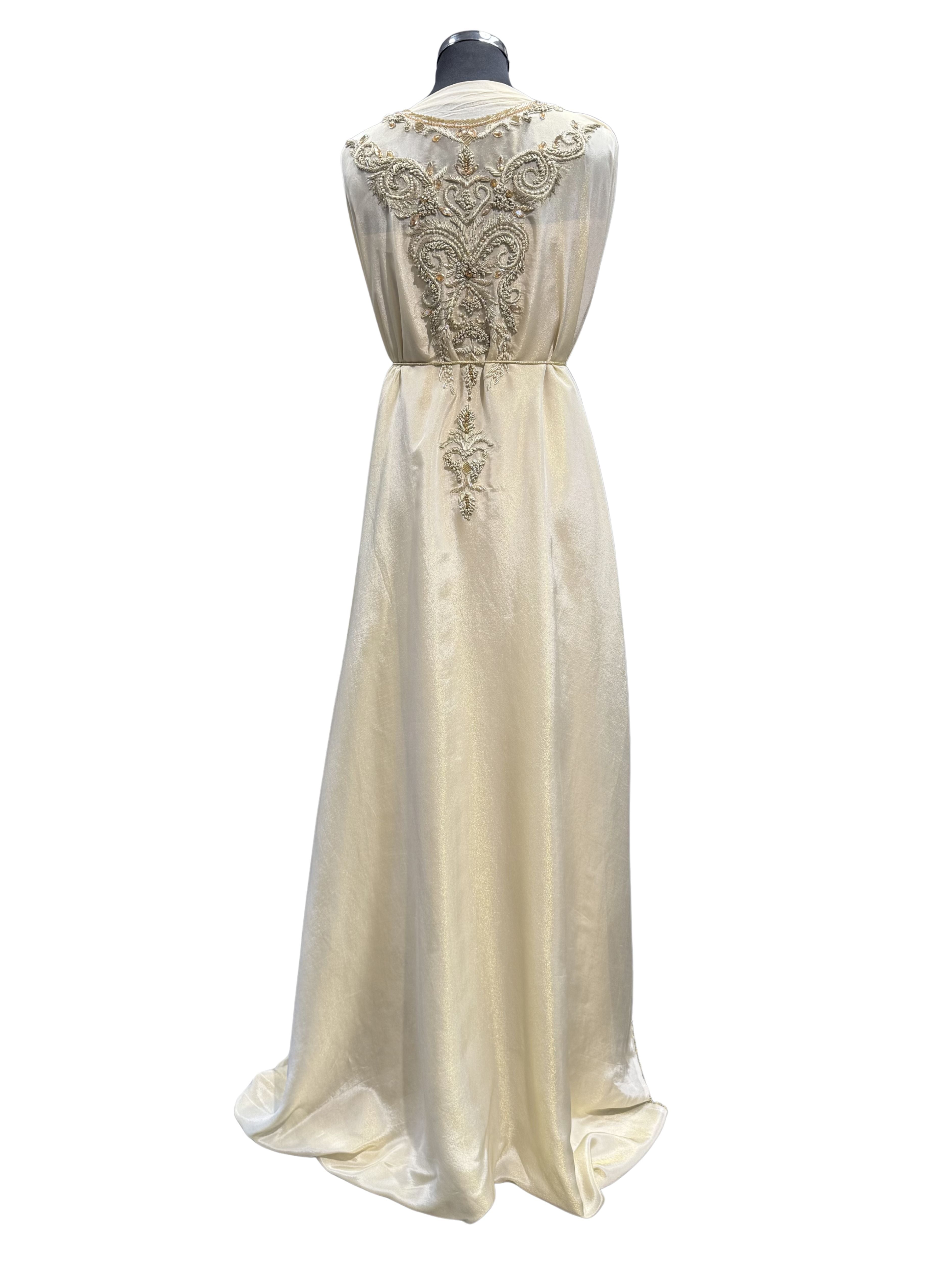 Achterkant van goudbeige metallic organza takshita stof zonder bewerking.
