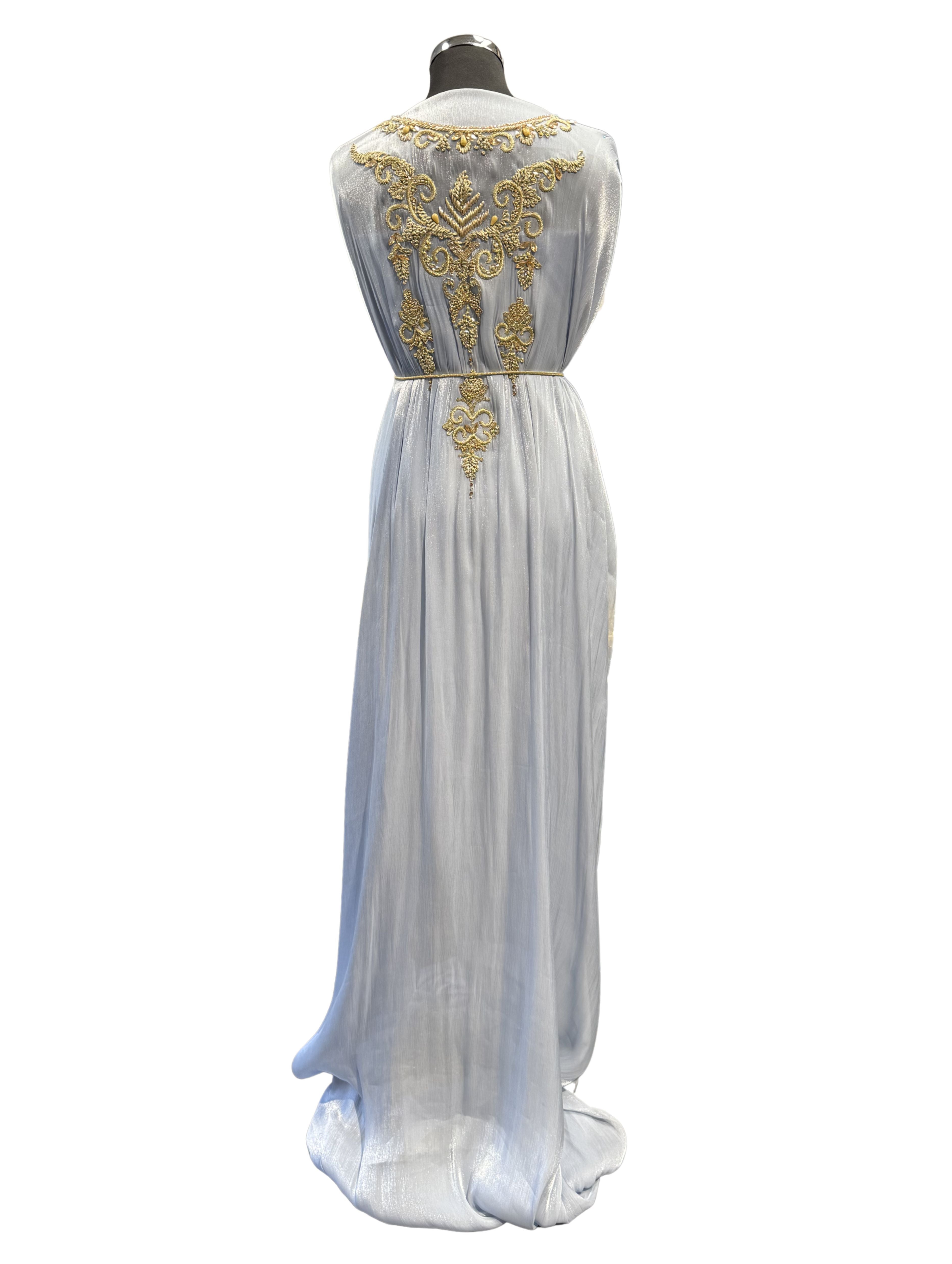 Achterkant van soepelvallende ijsblauwe organza takshita stof zonder bewerking.