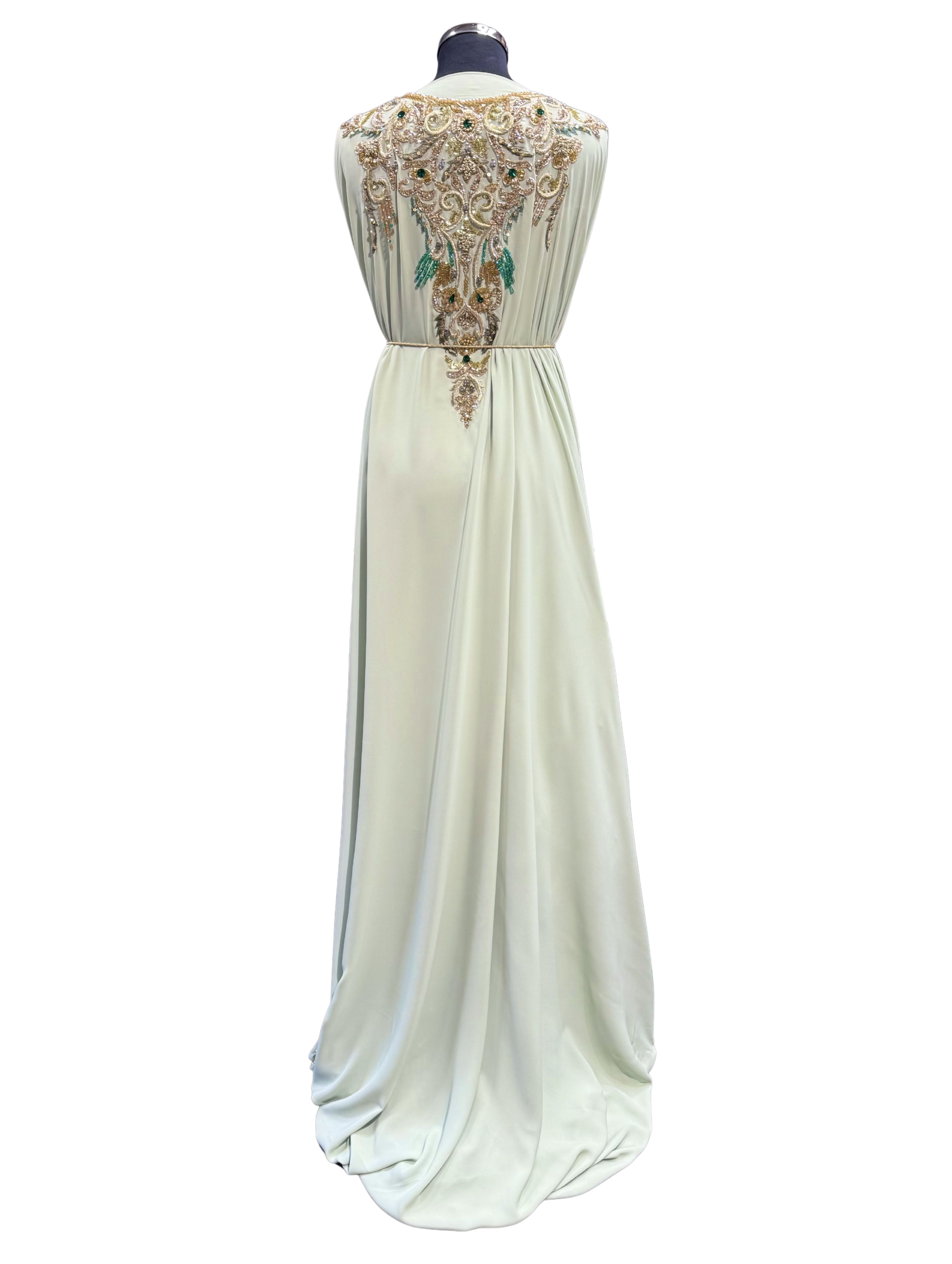 Achterkant van soepelvallende mintgroene crêpe takshita stof zonder bewerking.