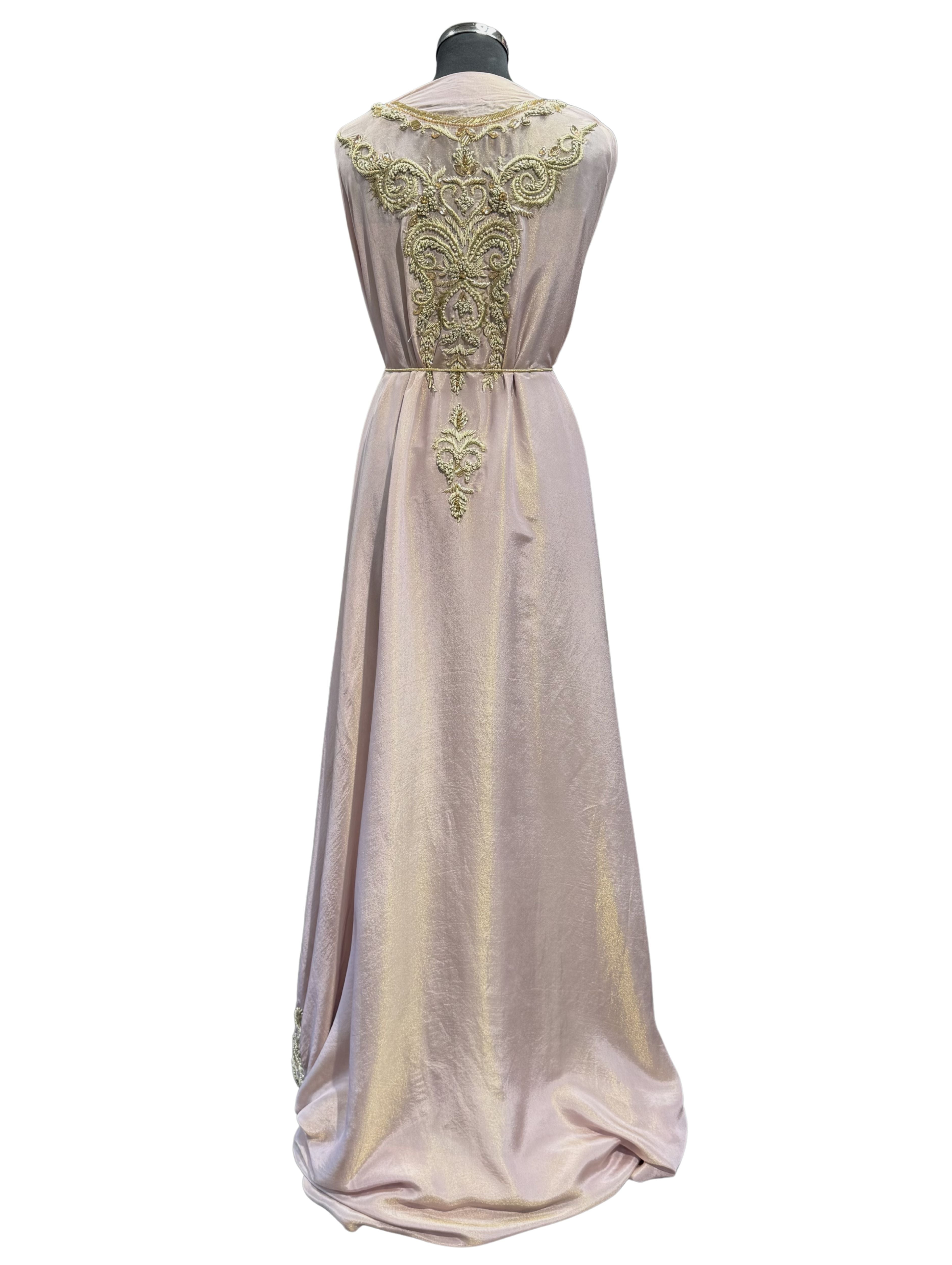 Achterkant van soepelvallende oudroze metallic organza takshita stof zonder bewerking.