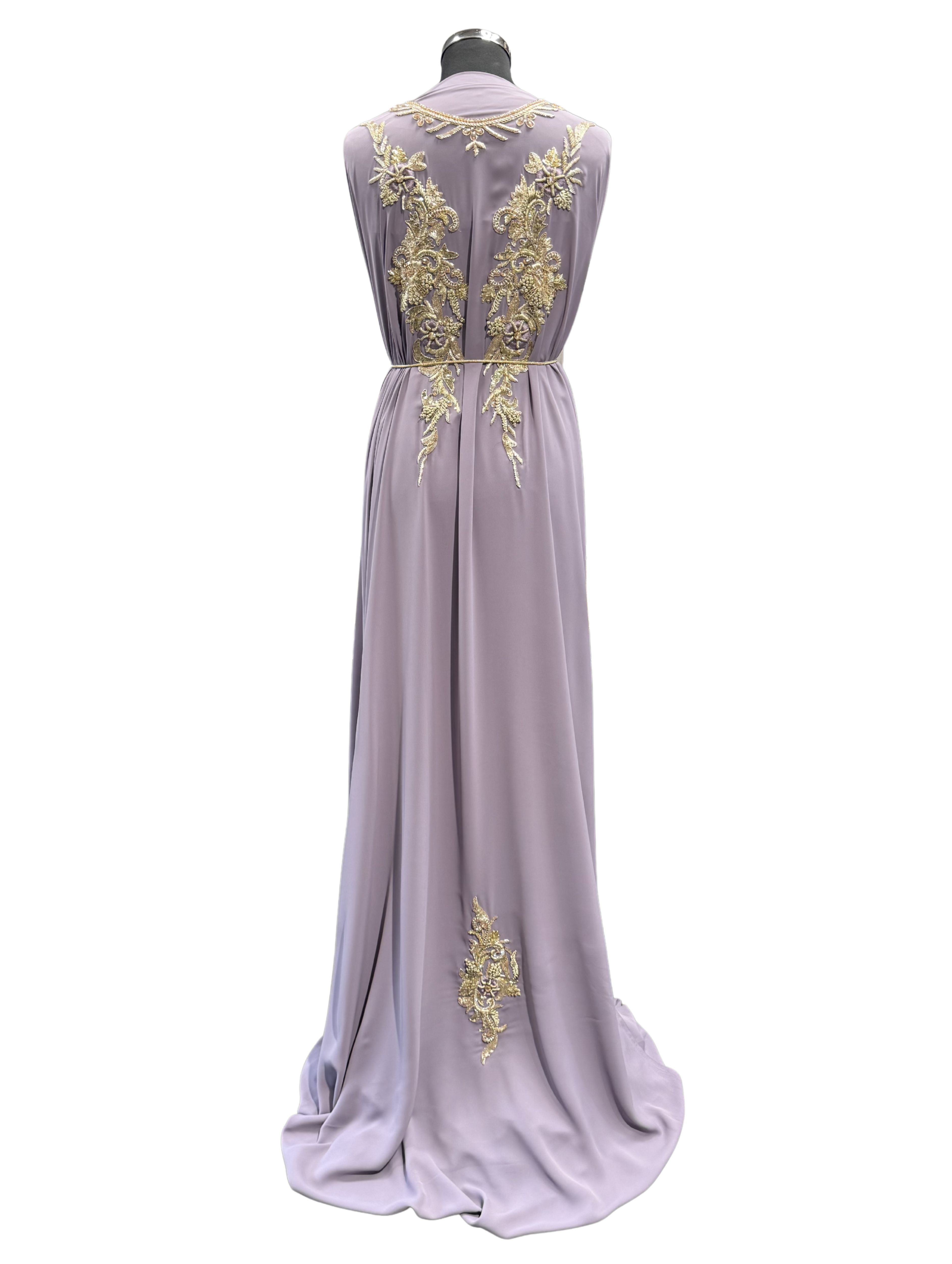 Achterkant van soepelvallende paarse crêpe takshita stof zonder bewerking, met egale structuur.