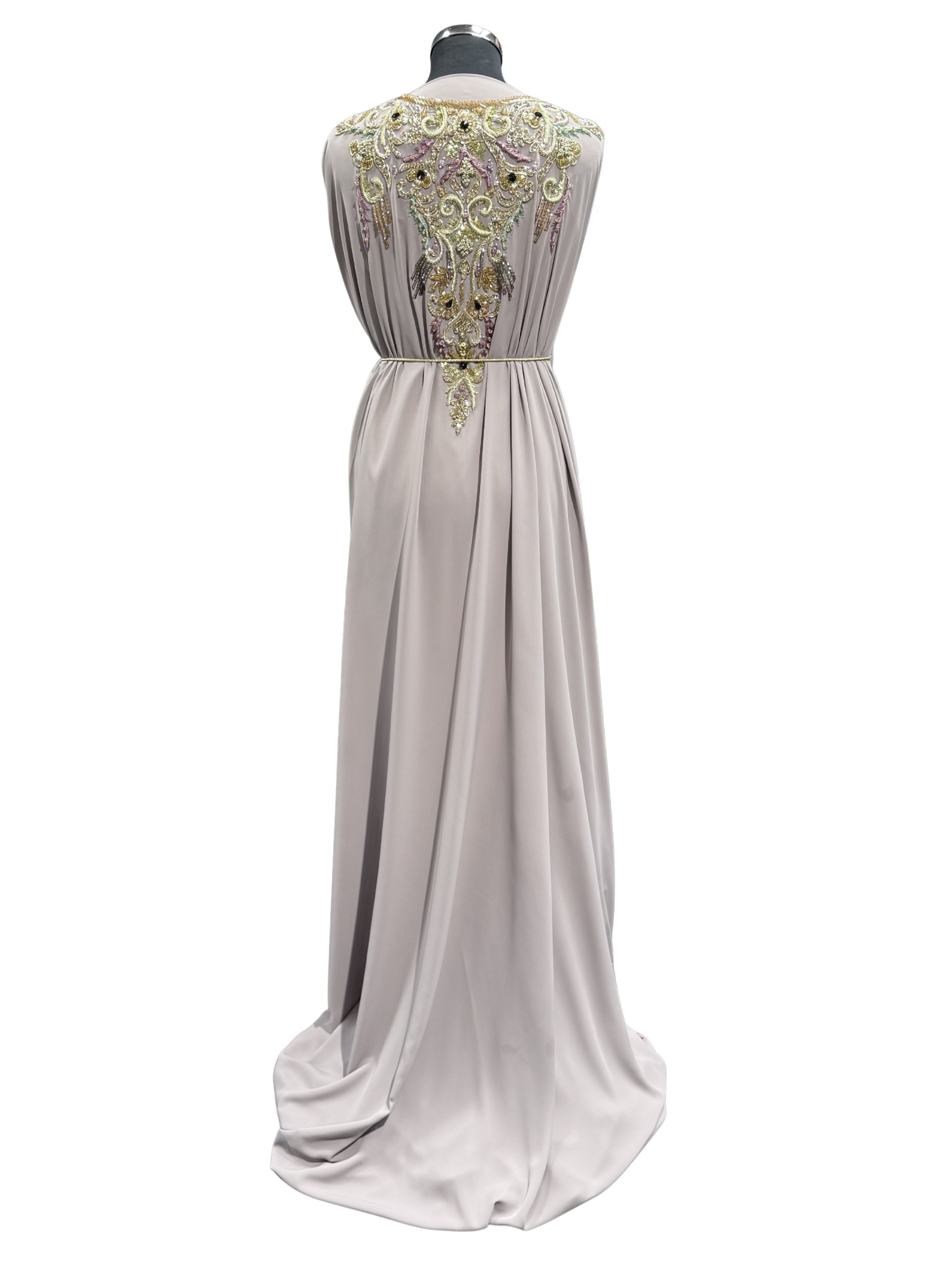 Achterkant van soepelvallende taupe crêpe takshita stof zonder bewerking.