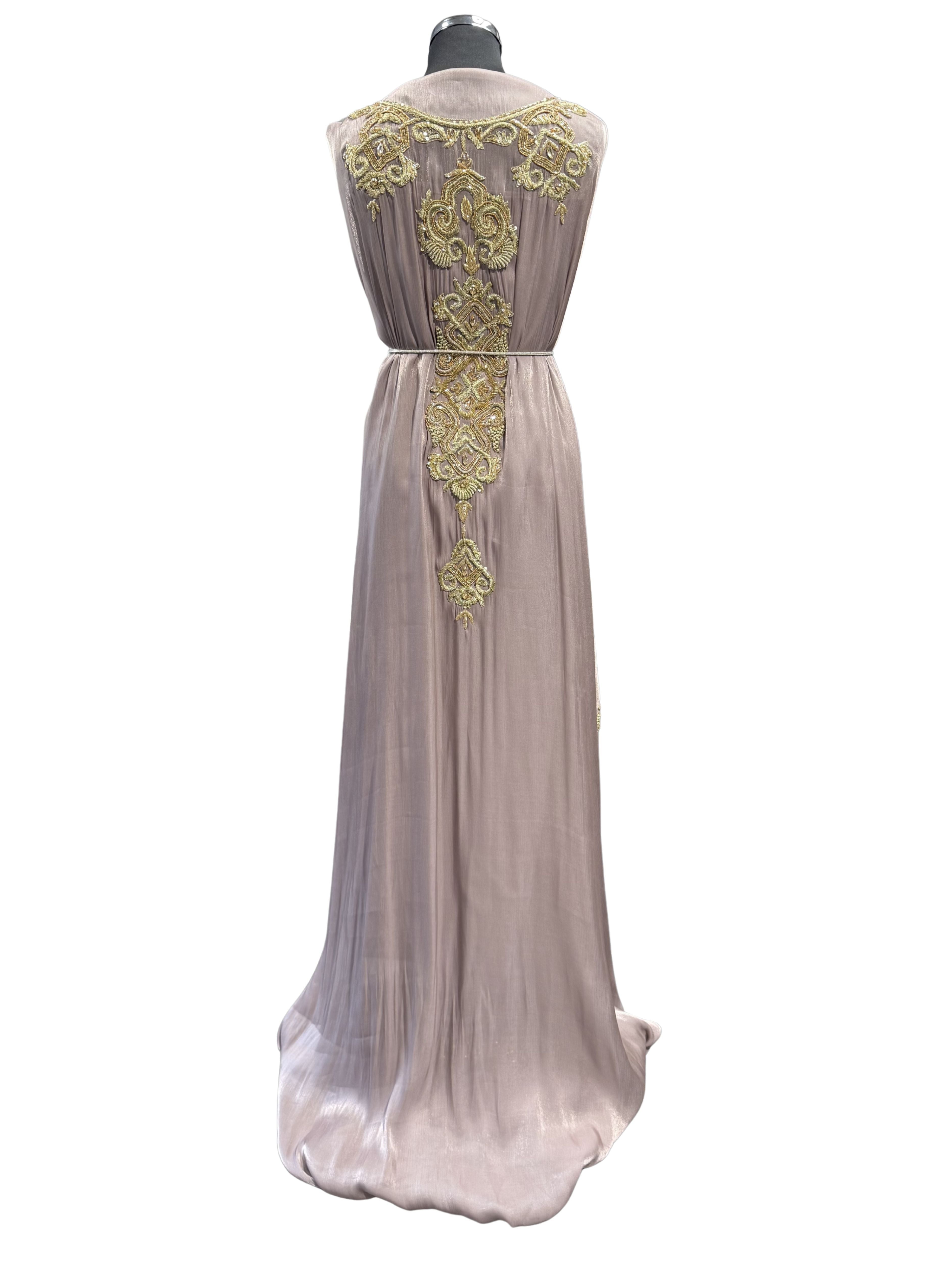 Achterkant van soepelvallende warm taupe organza takshita stof zonder bewerking.