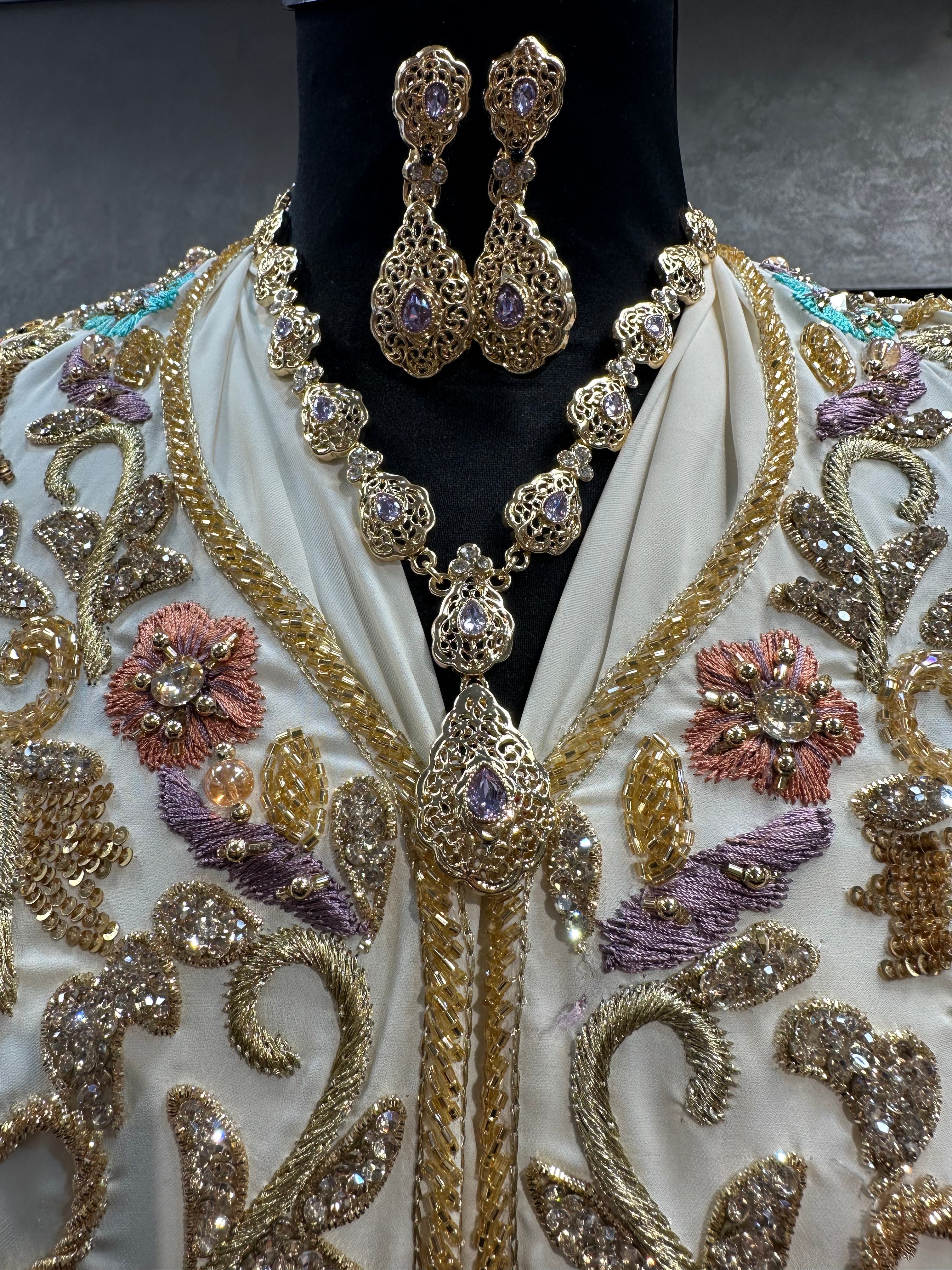 Gouden ketting met oorbellen met licht paarse stenen