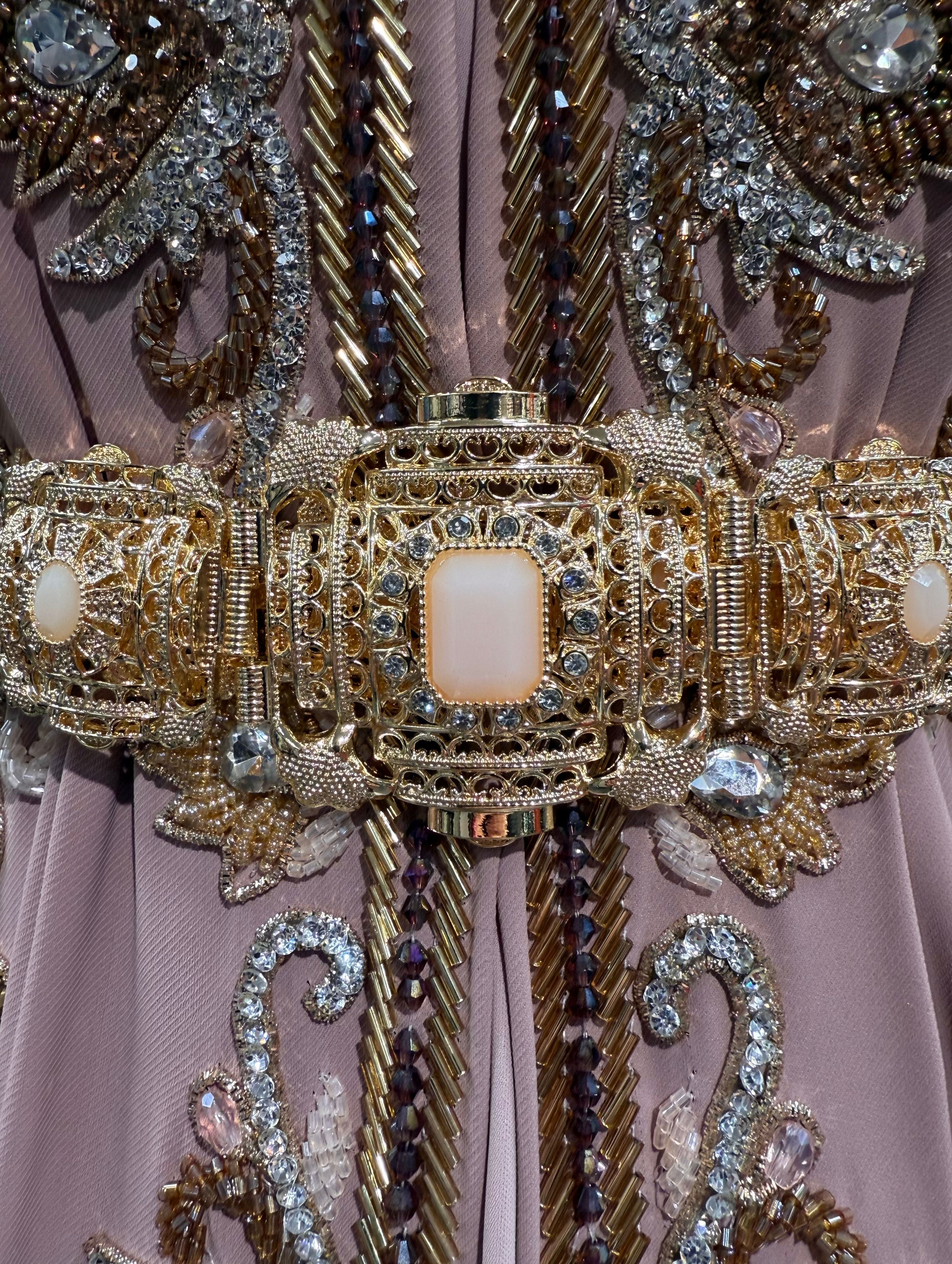 Gouden riem met poederroze stenen