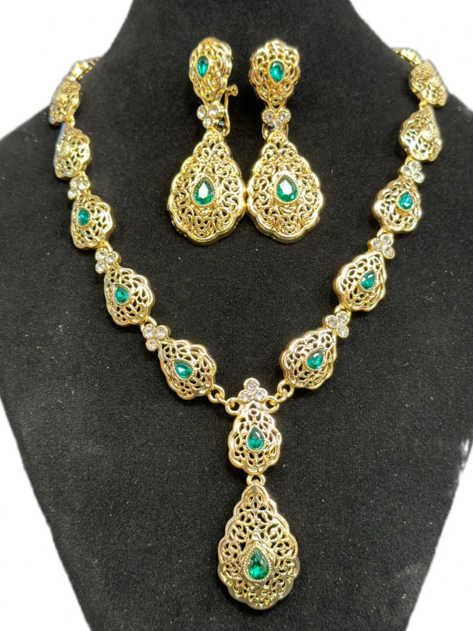 قلادة مع الاقراط