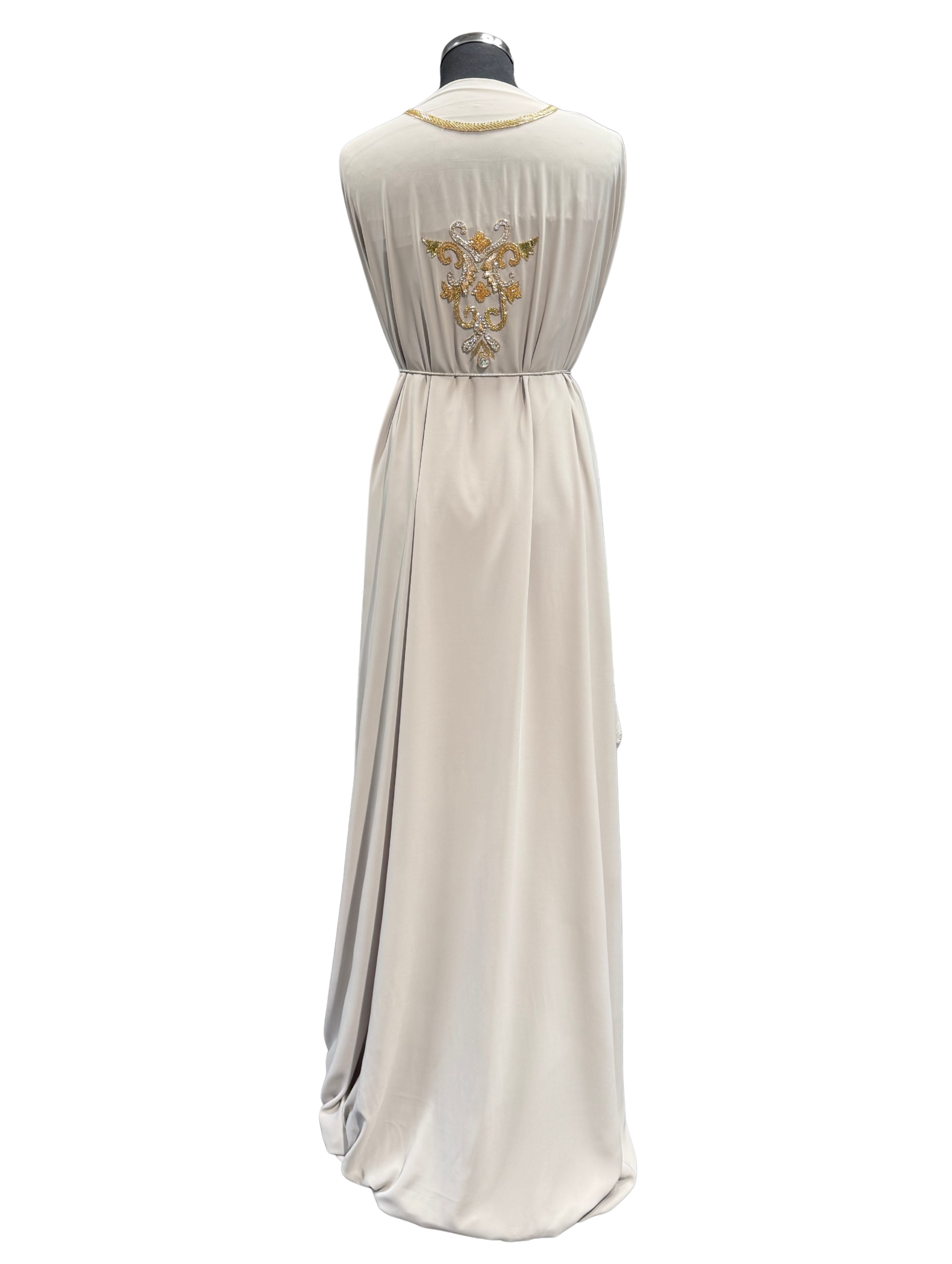 Achterkant van beige caftan of takshita stof met gouden bewerking
