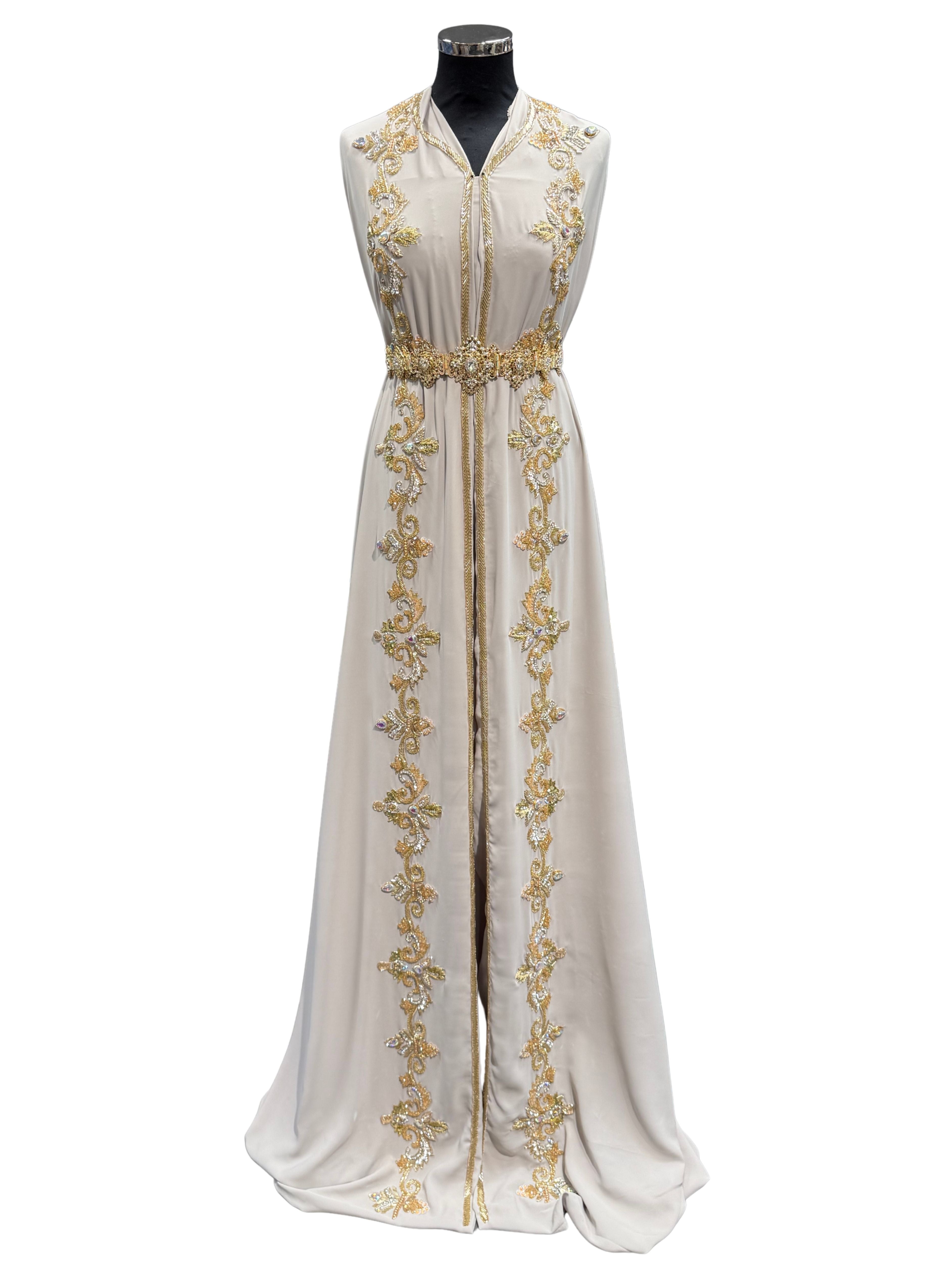 Voorkant van beige caftan of takshita stof met gouden bewerking