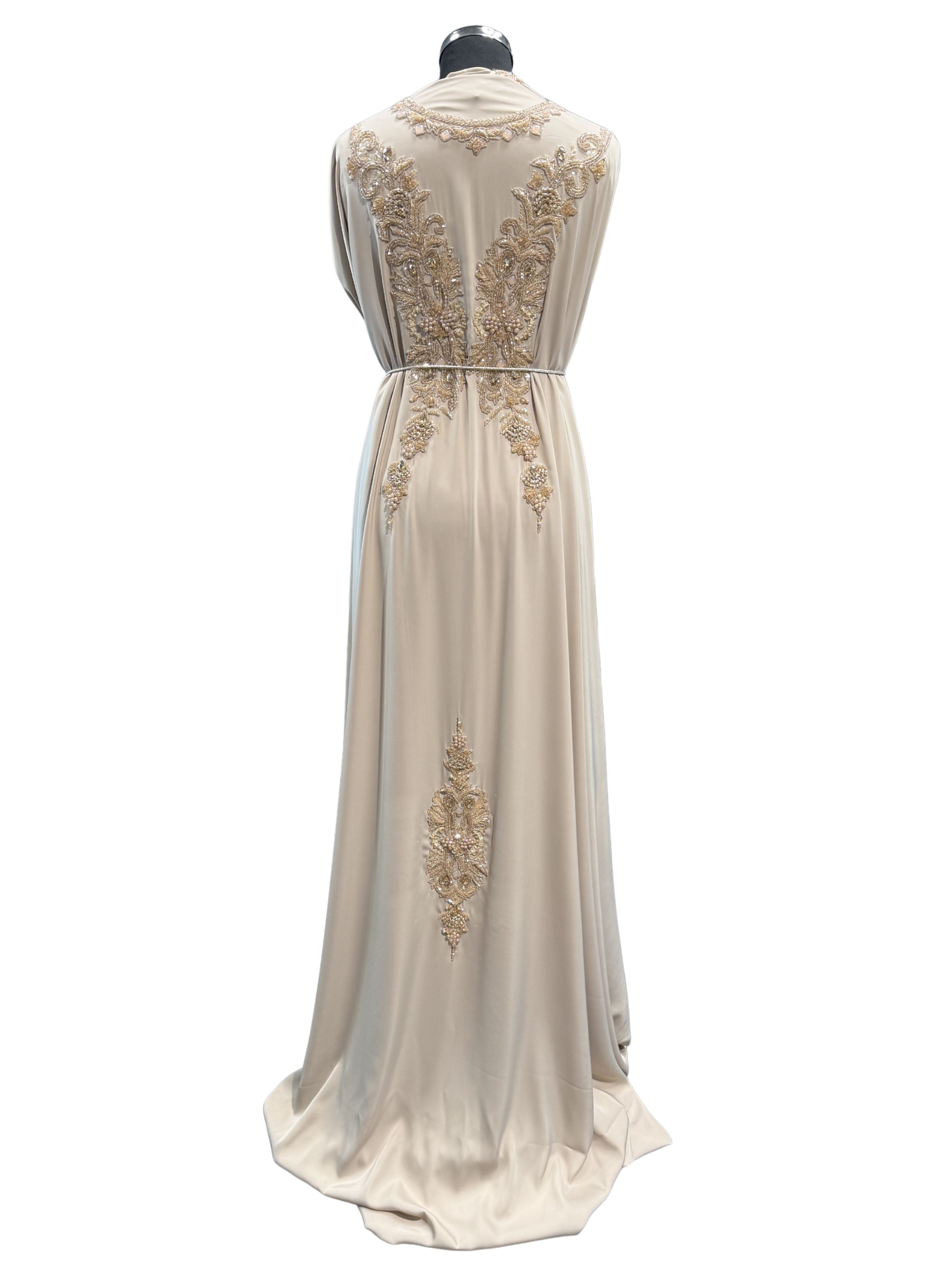 Beige crêpe caftan stof met tone-on-tone kralenborduursels.