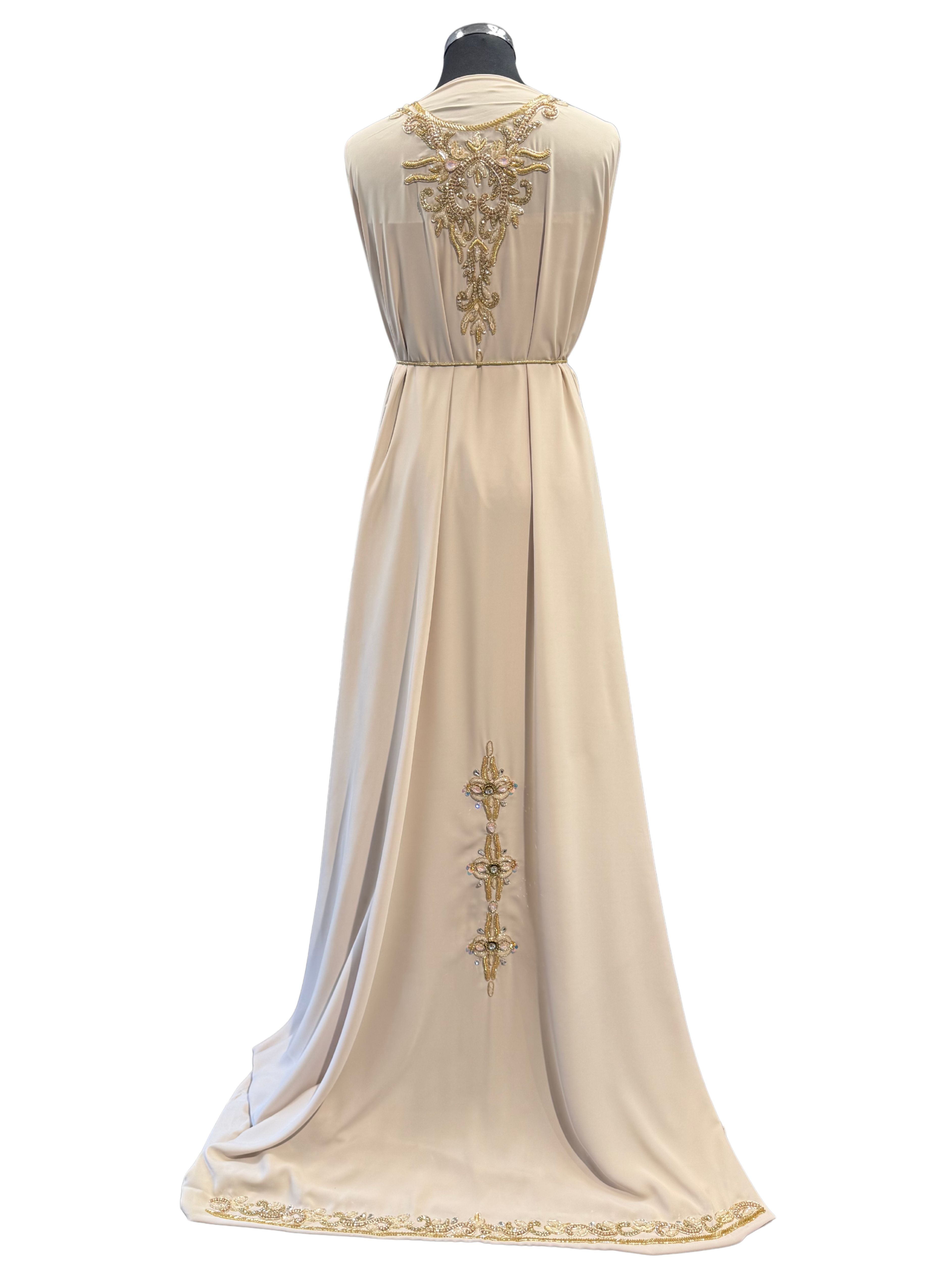 Achterkant van beige soepel vallende crêpe stof met lichtroze steentjes.