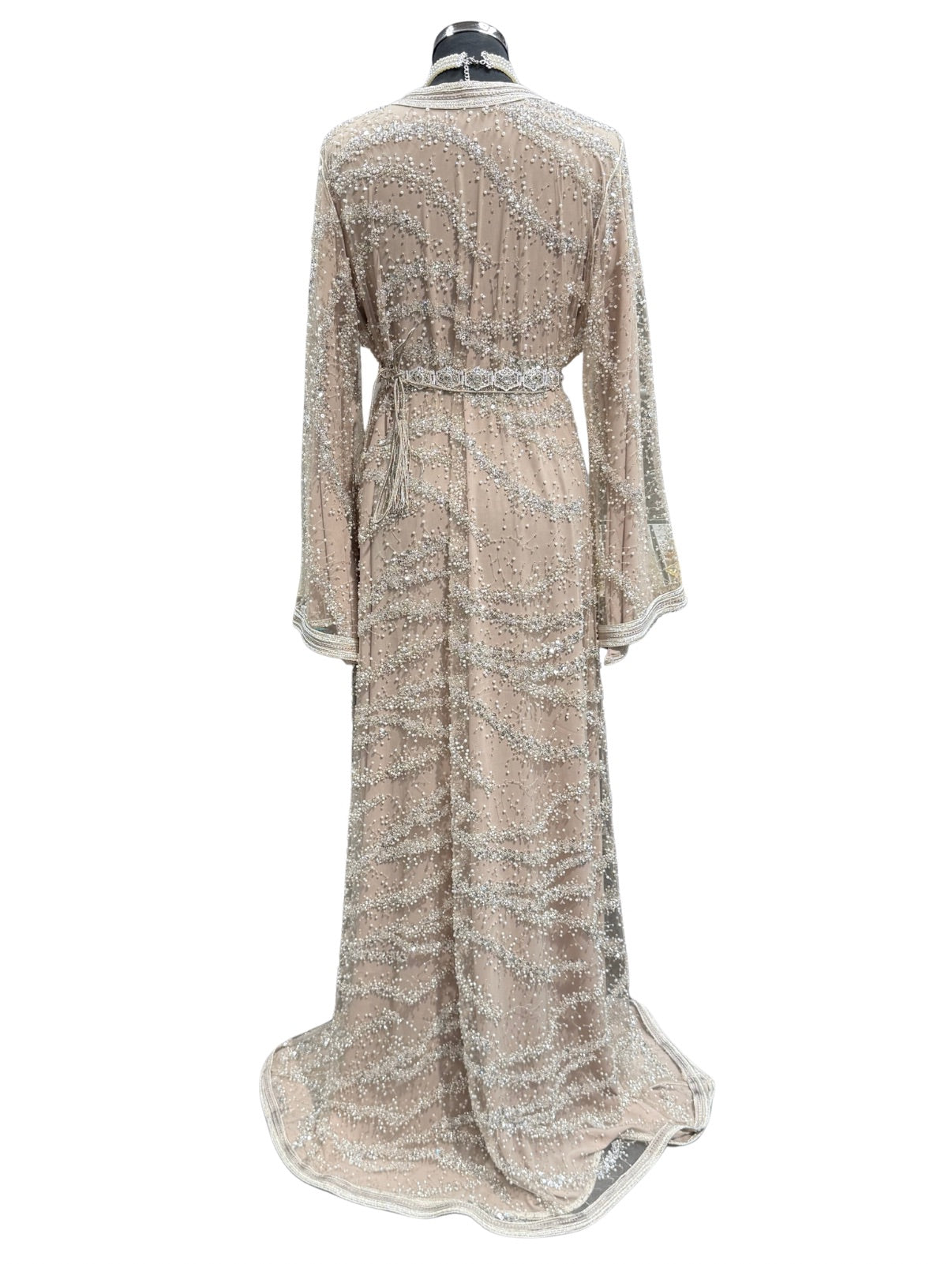 Beige takshita van kant met zilveren kralen, elegant afgewerkt voor speciale gelegenheden.