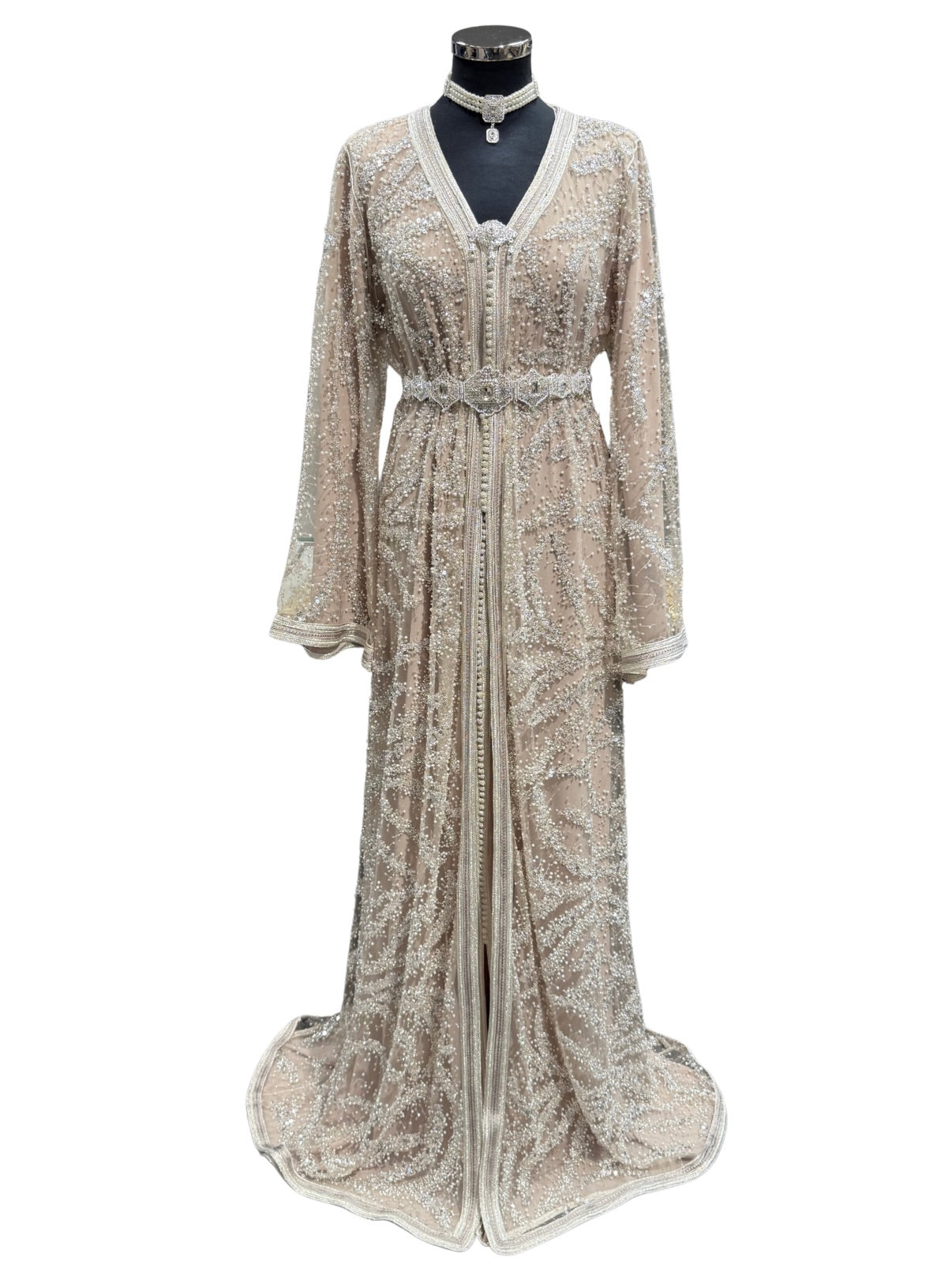 Beige takshita van kant met zilveren kralen, elegant afgewerkt voor speciale gelegenheden.