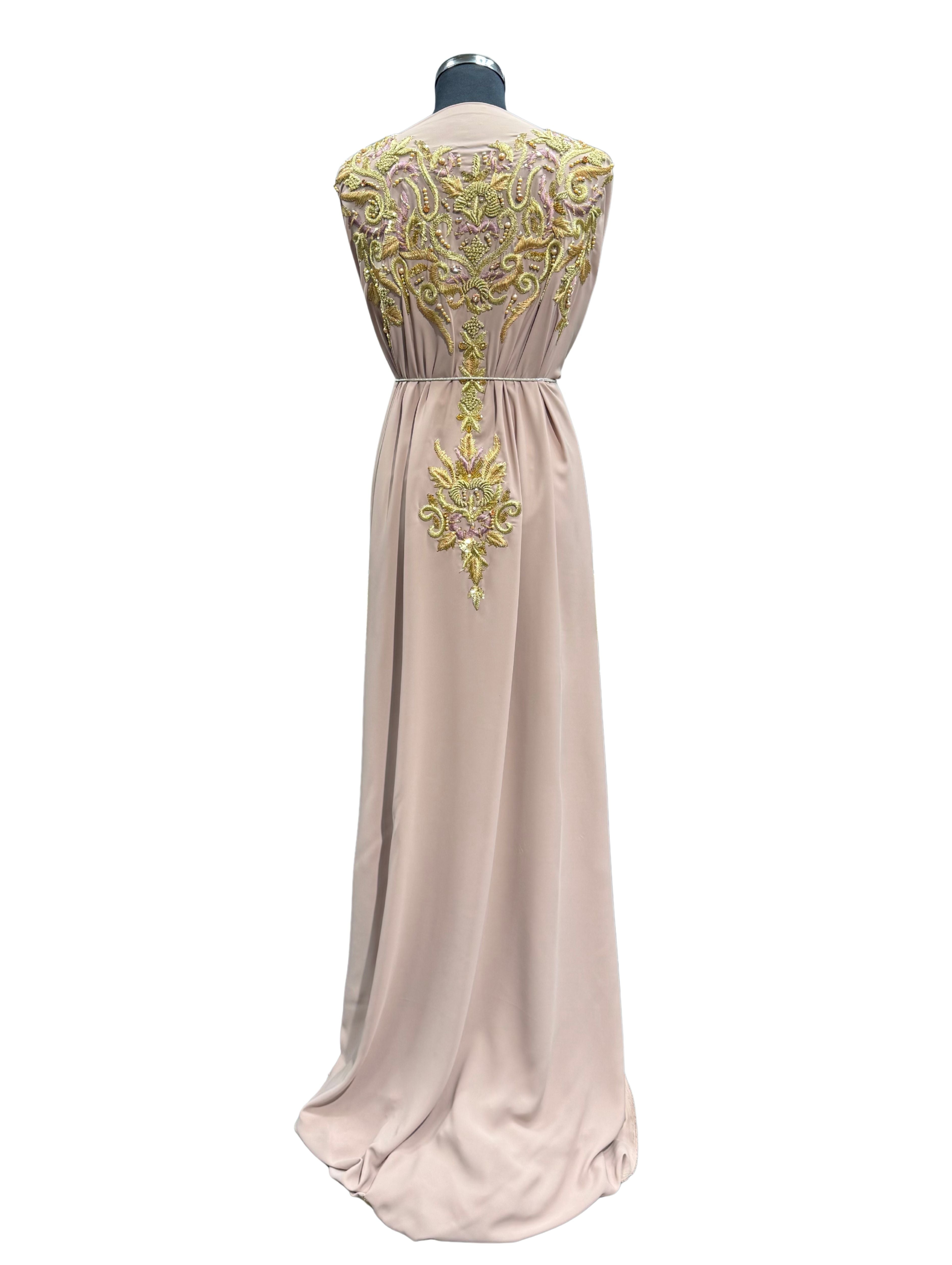 Achterkant van blush nude soepel vallende crêpe stof met goud- en blush nude borduurwerk, parels en steentjes.