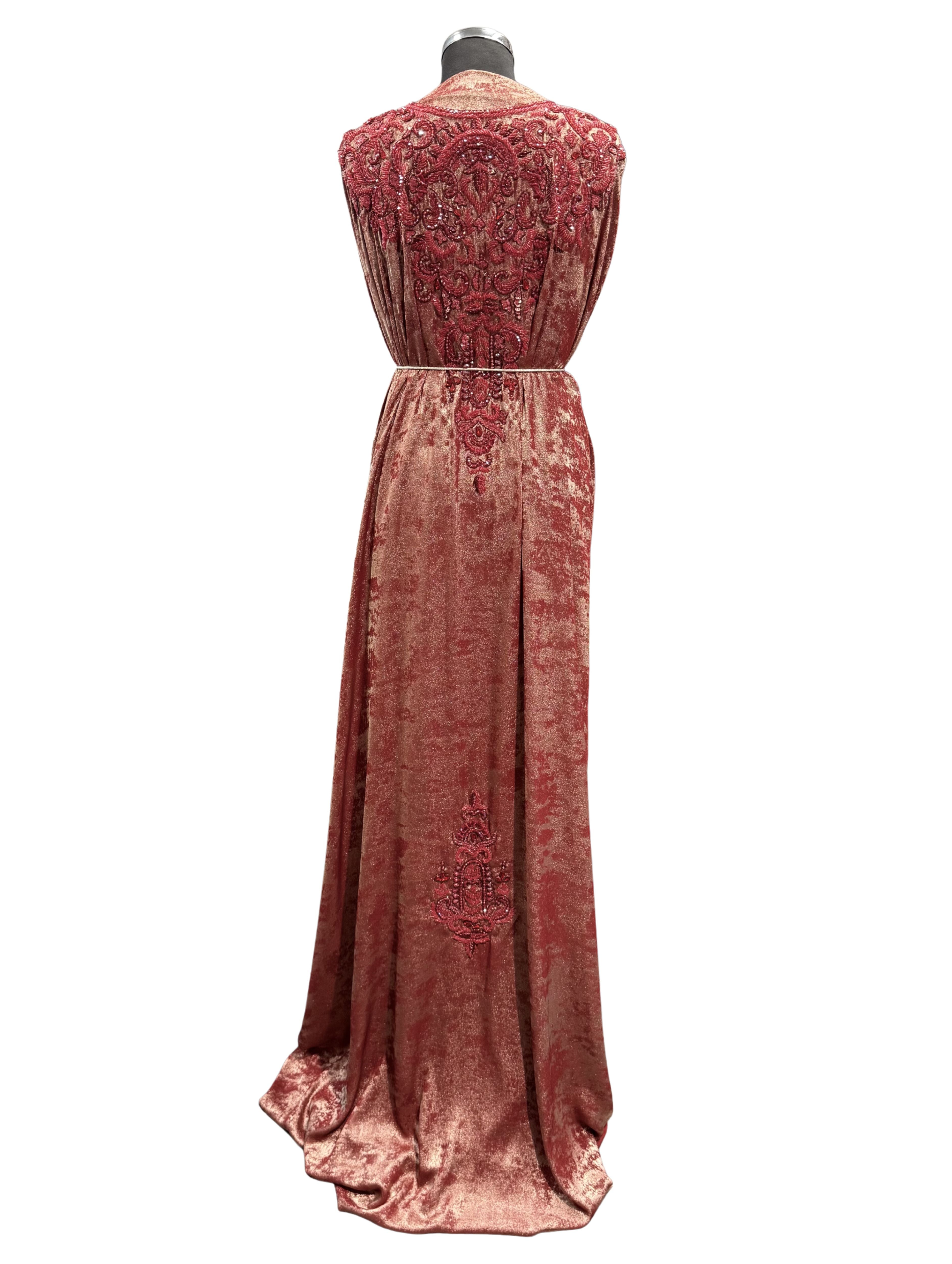 Bordeaux Jakoet caftan stof met bordeauxkleurige kralen.