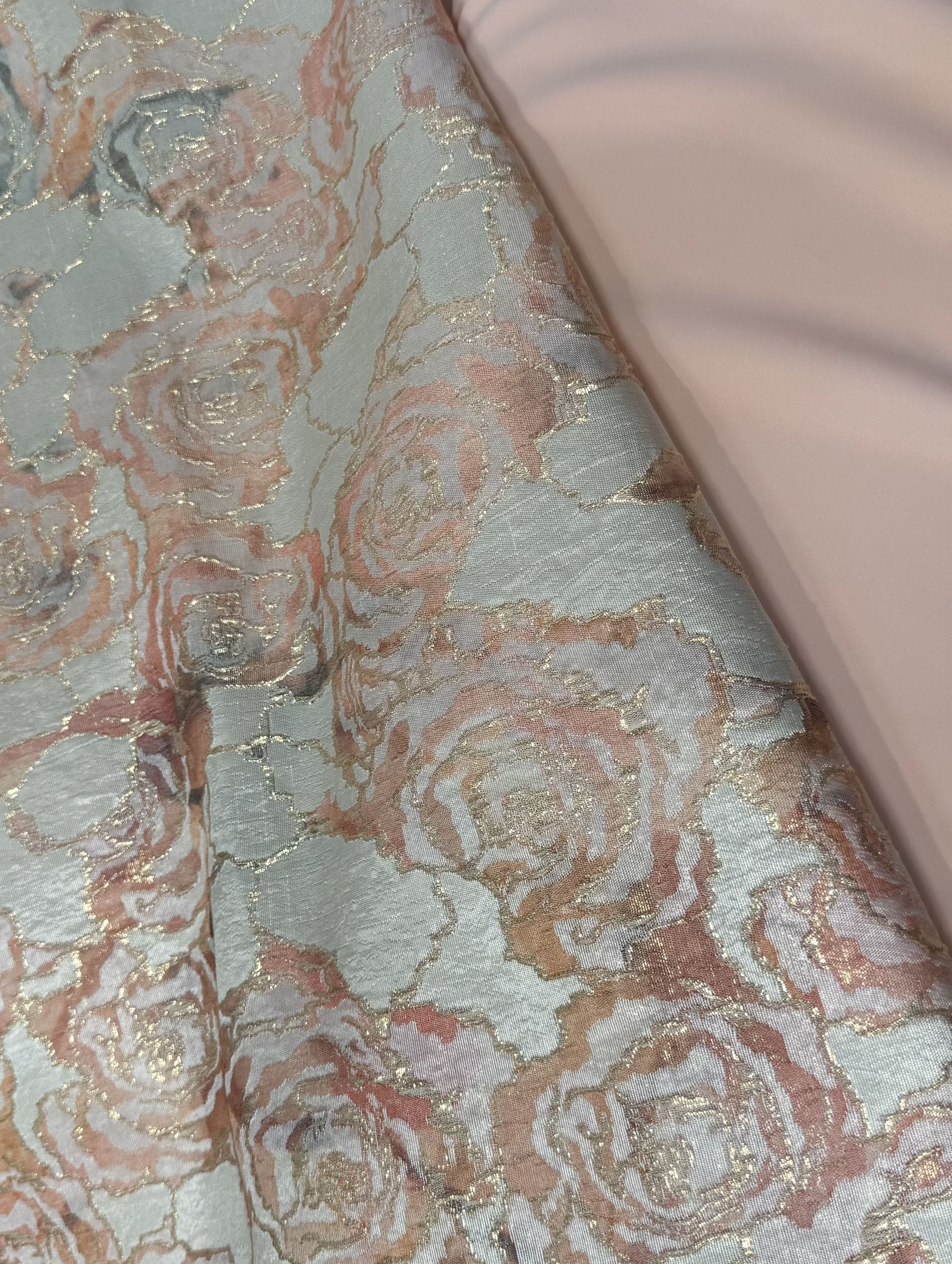 Luxe soepelvallende champagne brokaat stof met een zalmkleurige rozenprint. Perfect voor Marokkaanse kleding zoals takshita's en caftans.