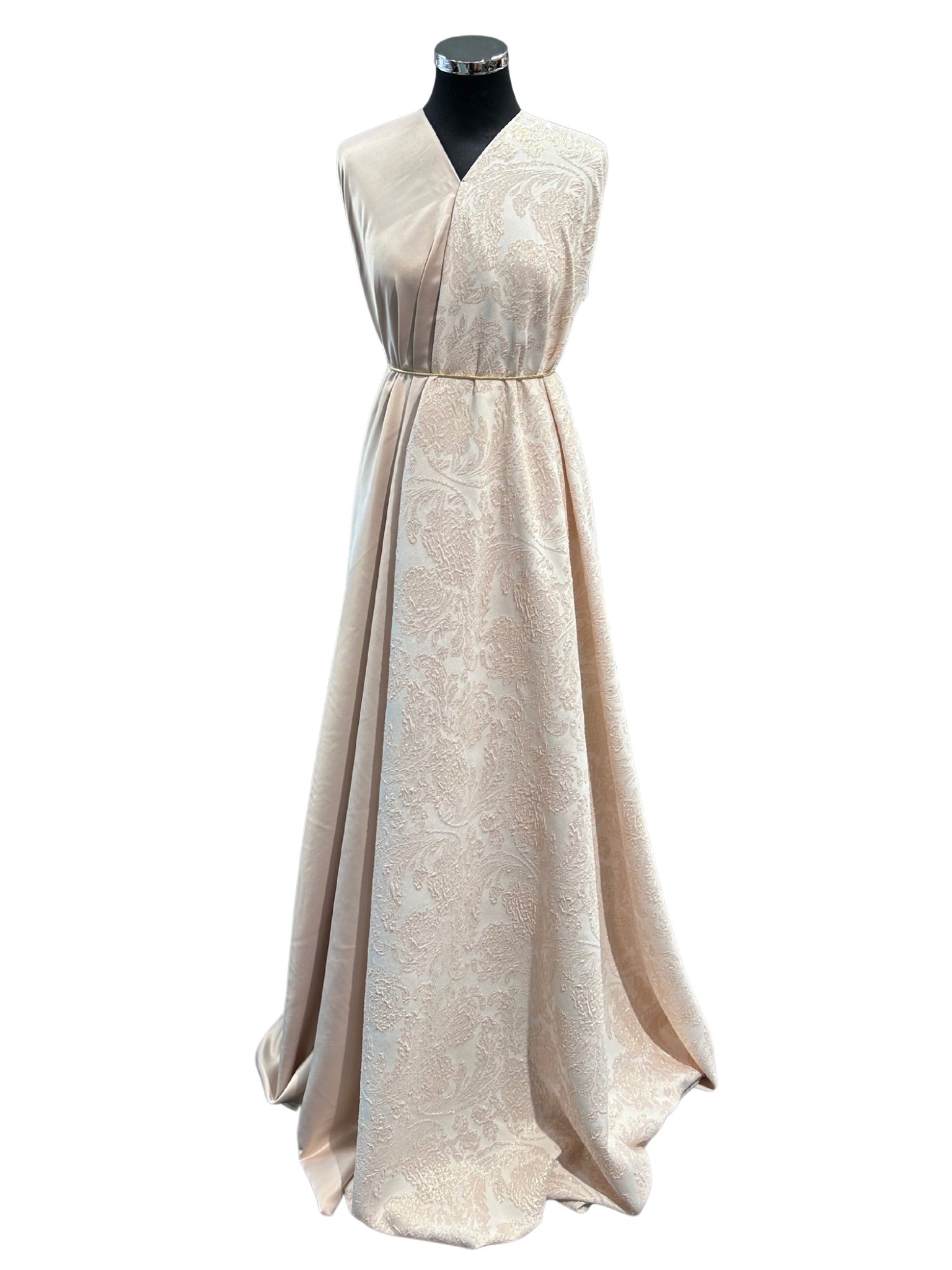 Poederroze brokaat stof gecombineerd met bijpassende Valentino onderstof voor een complete look.