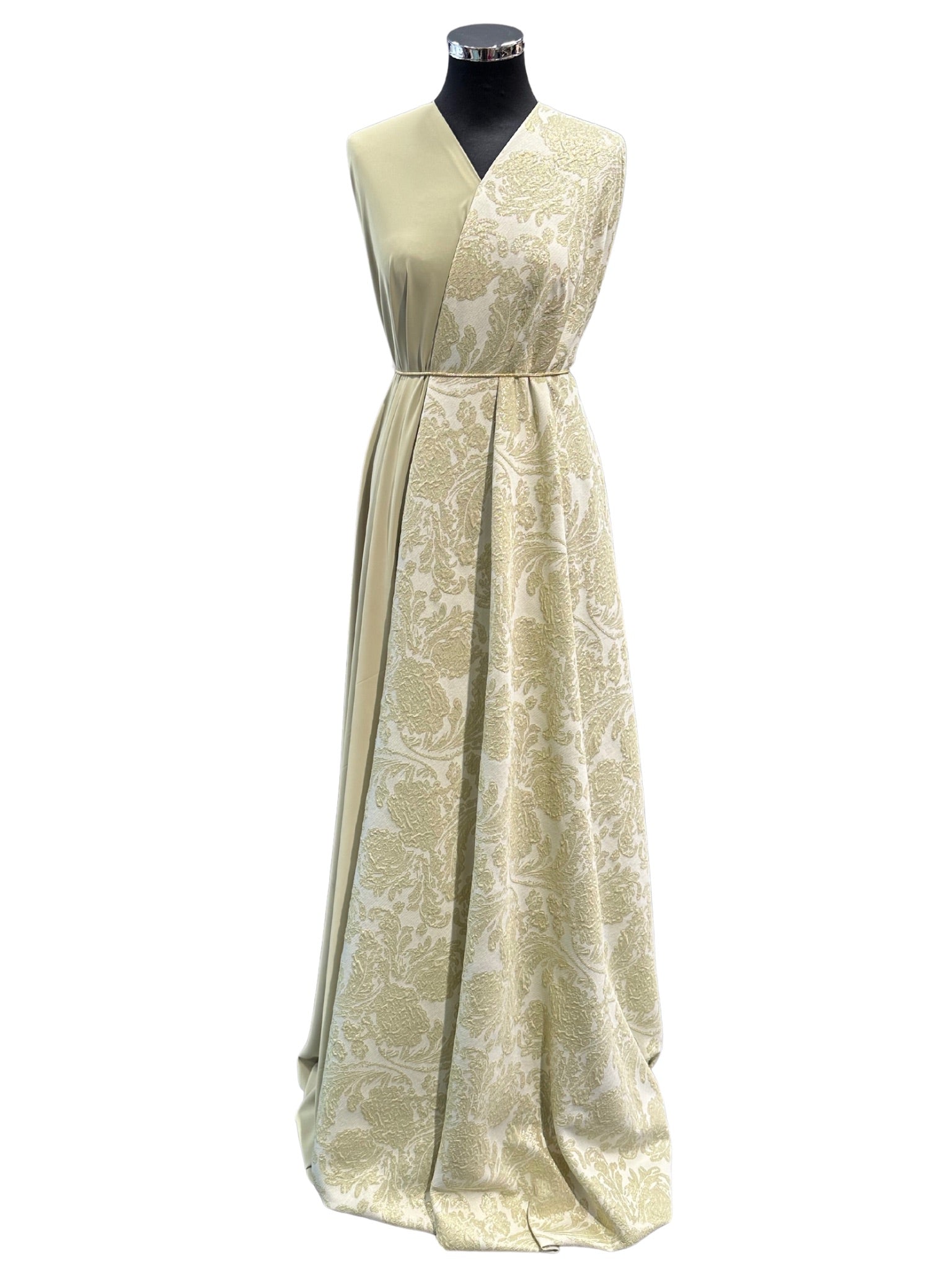 Pistache brokaat stof gecombineerd met bijpassende crêpe onderstof voor een complete look.