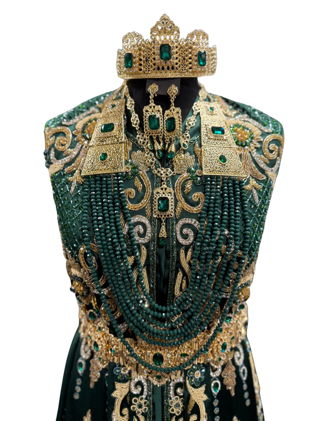 Marokkaanse bruidssieraad set goud met donkergroene stenen, inclusief kroon, hoofdketting, oorbellen, ketting en lange ketting met kralen.