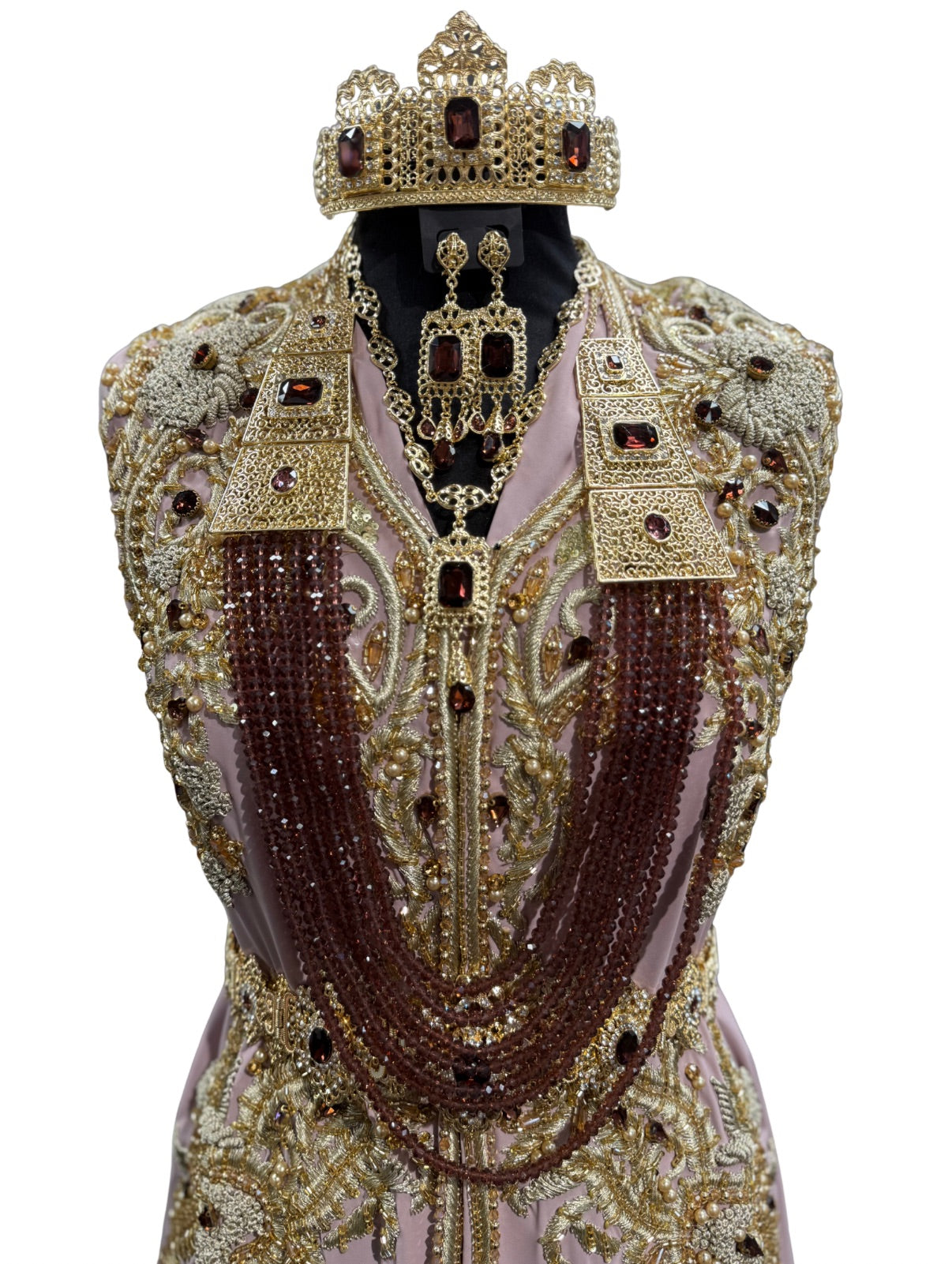 Marokkaanse bruidssieraden goud met bordeauxstenen, inclusief kroon, hoofdketting, oorbellen, ketting en lange ketting met kralen.