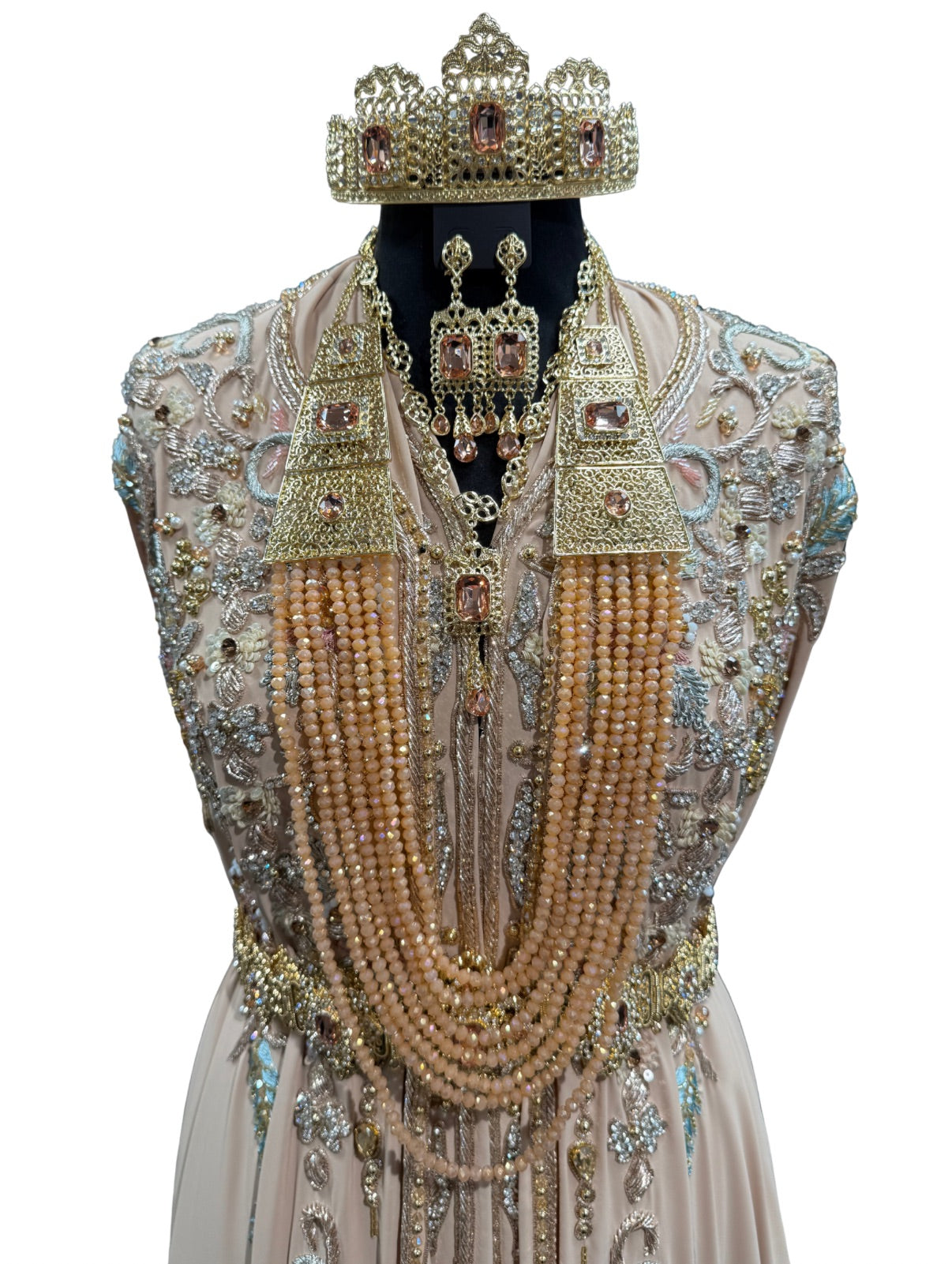 Marokkaanse bruidssieraden goud met zalmstenen, inclusief kroon, hoofdketting, oorbellen, ketting en lange ketting met kralen.