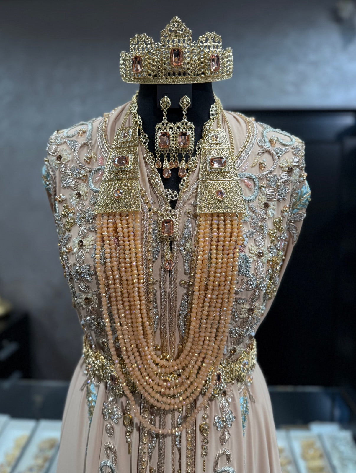 Marokkaanse bruidssieraden goud met zalmstenen, inclusief kroon, hoofdketting, oorbellen, ketting en lange ketting met kralen.