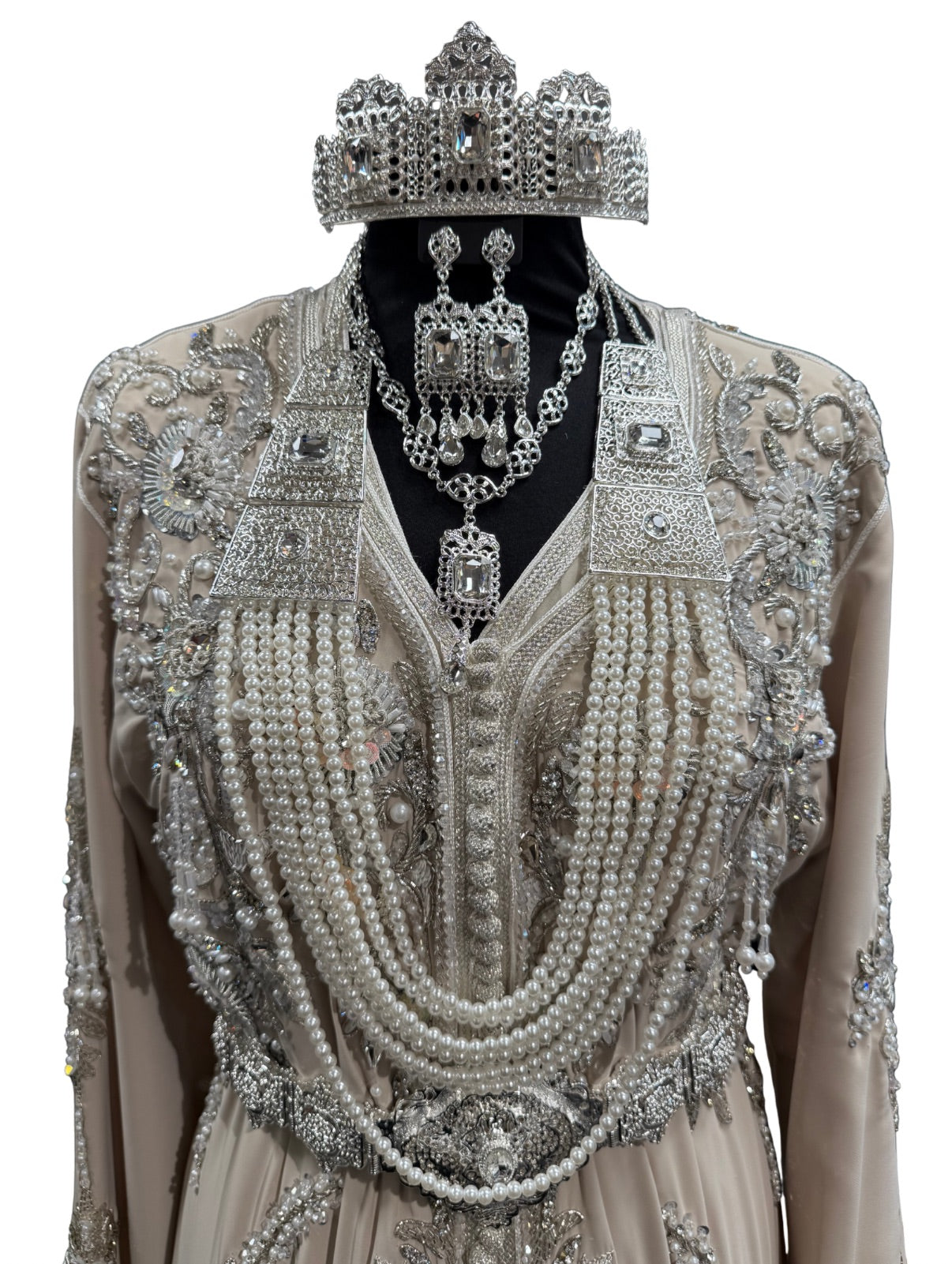 Marokkaanse bruidssieraden zilver met heldere stenen, inclusief kroon, hoofdketting, oorbellen, ketting en lange parelketting.