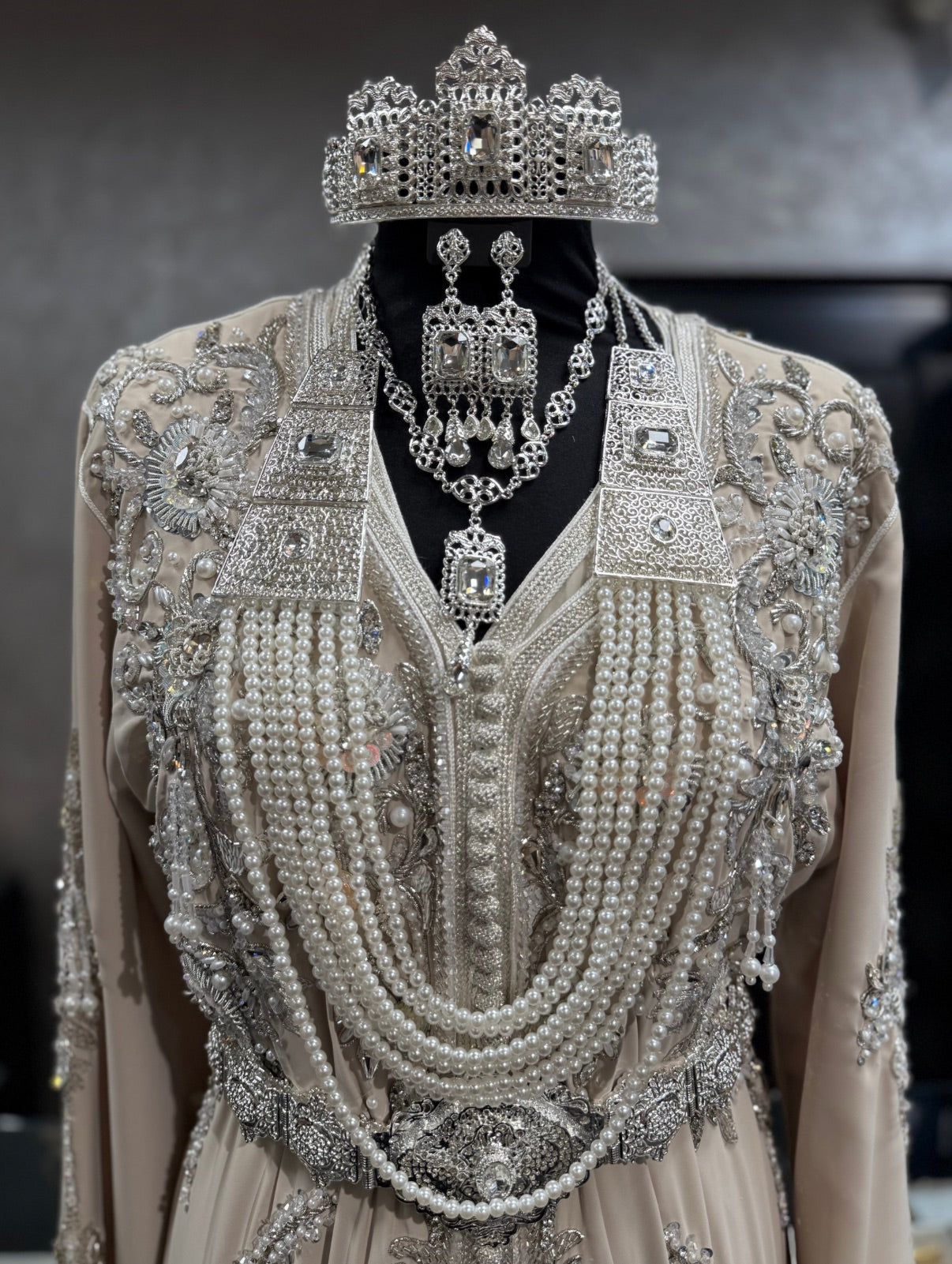 Marokkaanse bruidssieraden zilver met heldere stenen, inclusief kroon, hoofdketting, oorbellen, ketting en lange parelketting.