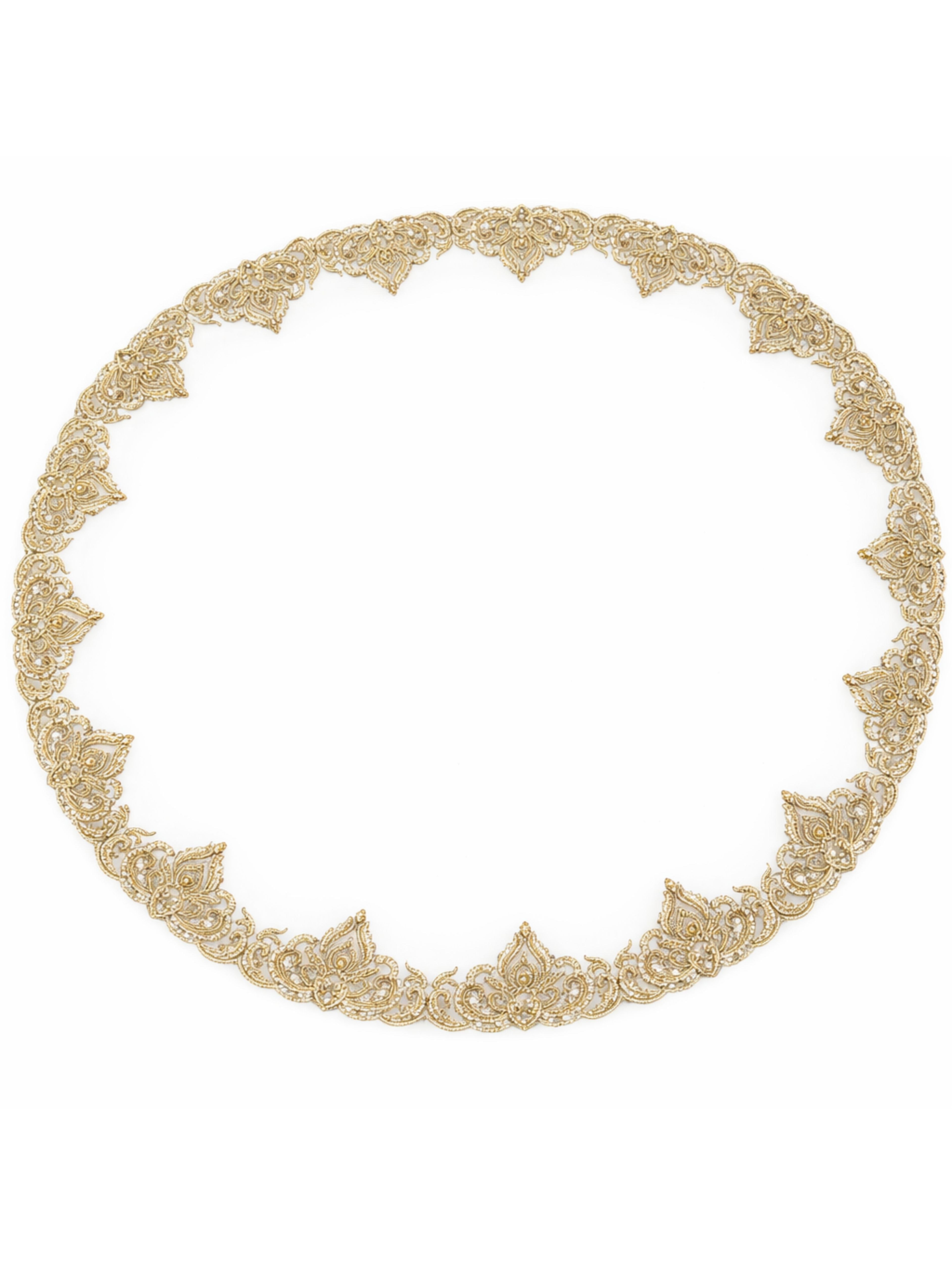 Ronde bruidssluier van tule in crème met gouden borduursel, parels, kralen en steentjes.