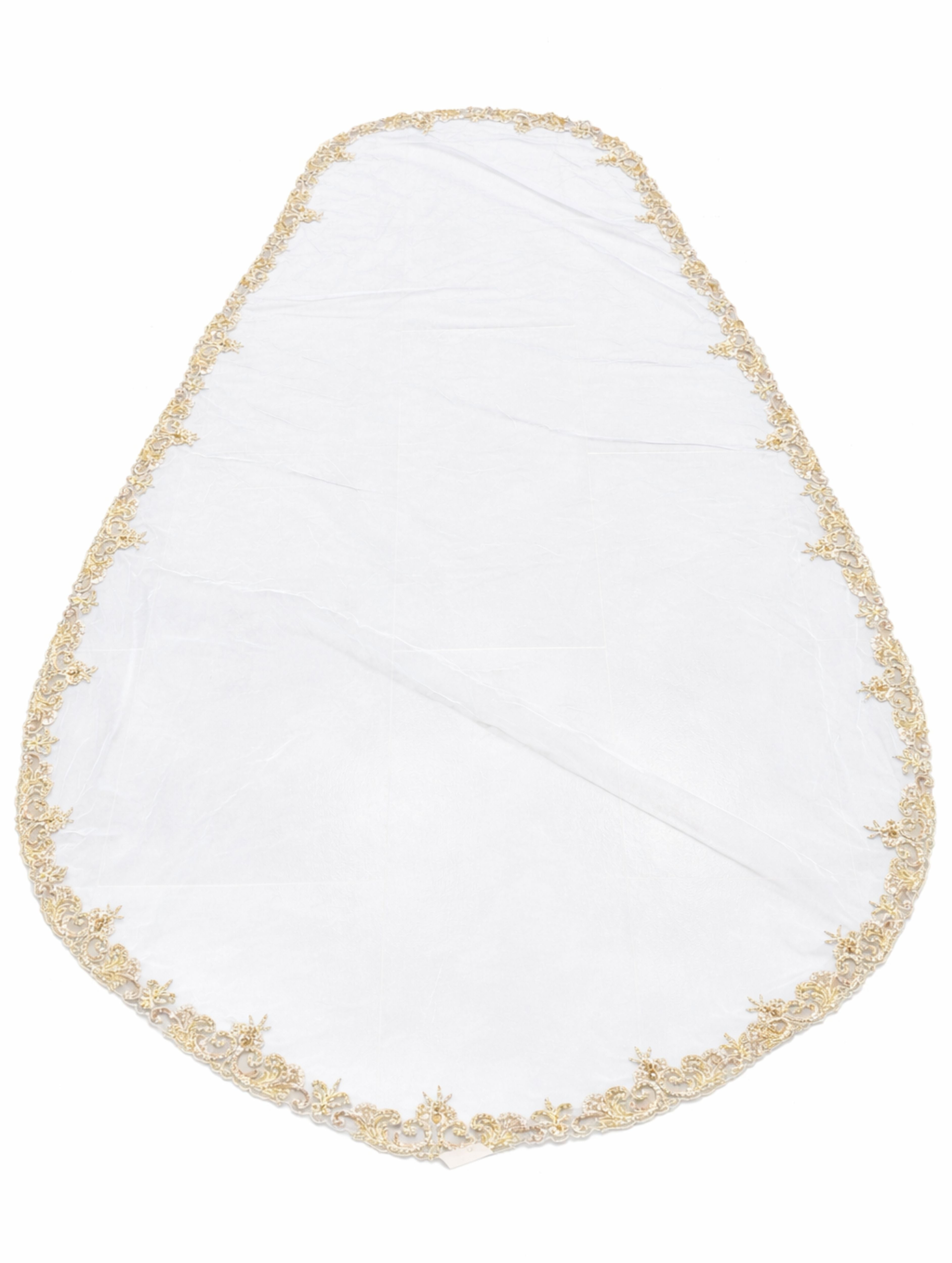 Crème bruidssluier van tule met gouden rand, borduursel, kralen en steentjes. Ovaal model, rondom afgewerkt.