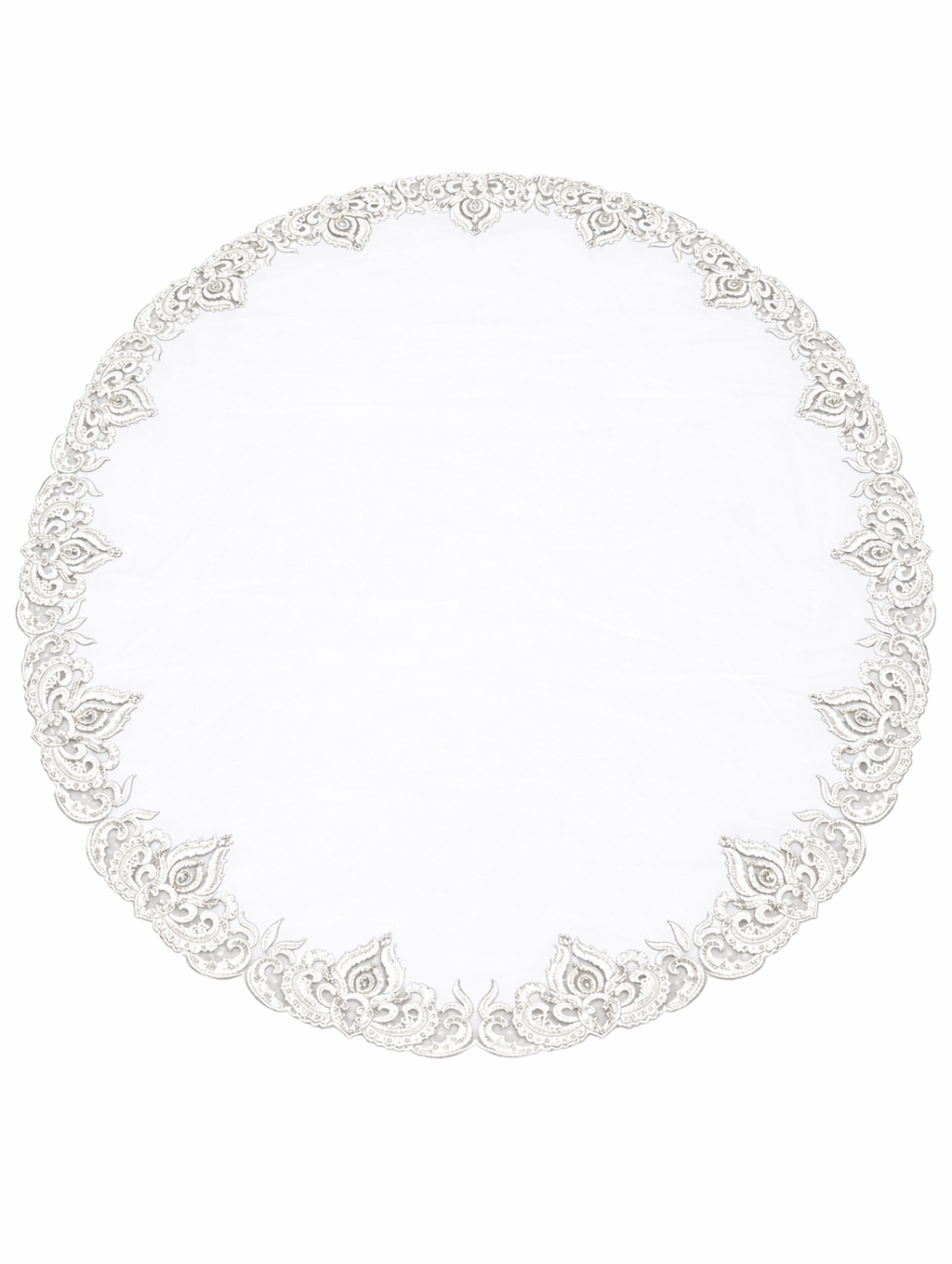 Ronde bruidssluier van tule in gebroken wit met geborduurde ornamentrand, parels, kralen en steentjes.