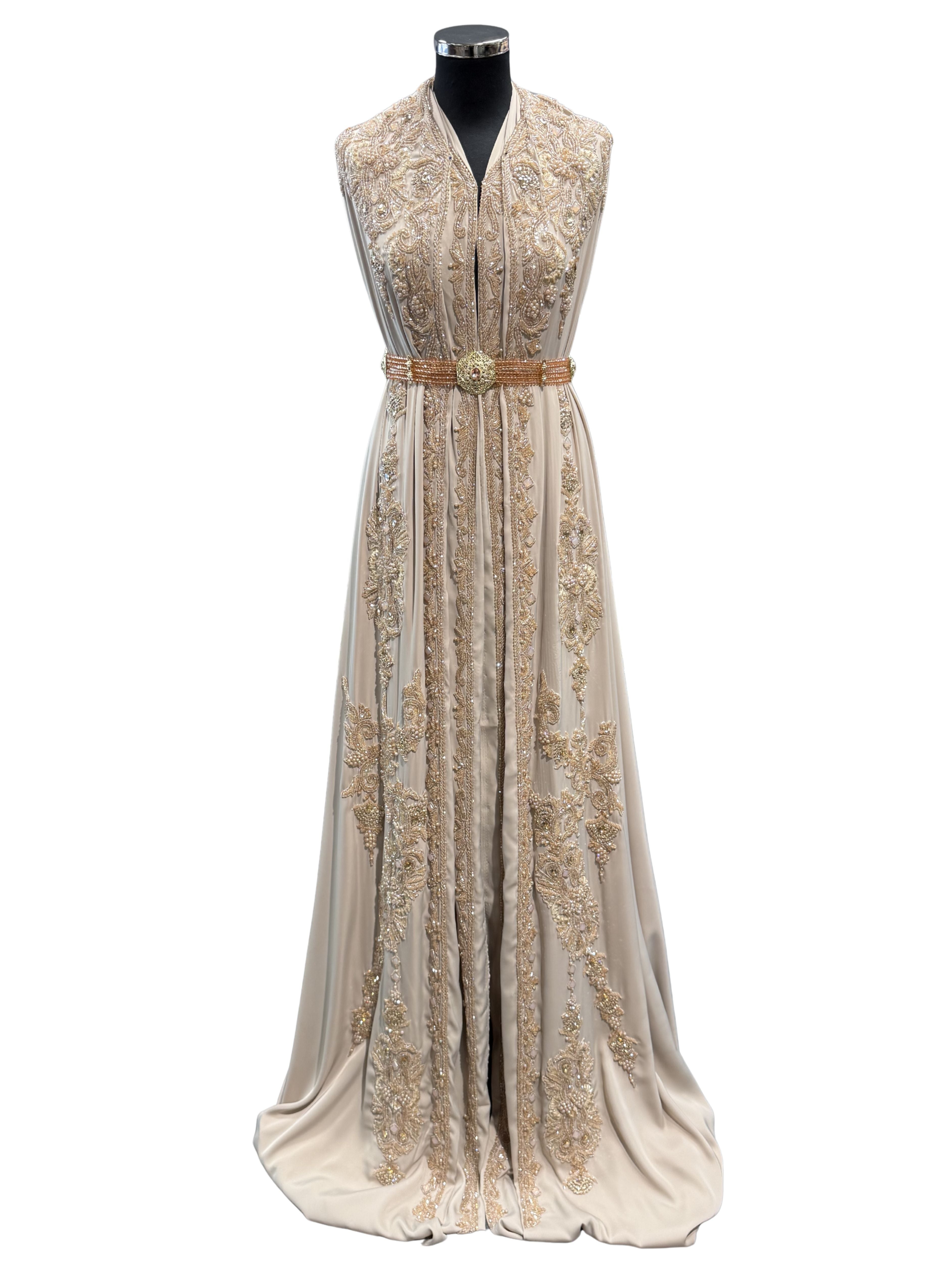 Beige crêpe caftan stof met tone-on-tone kralenborduursels.