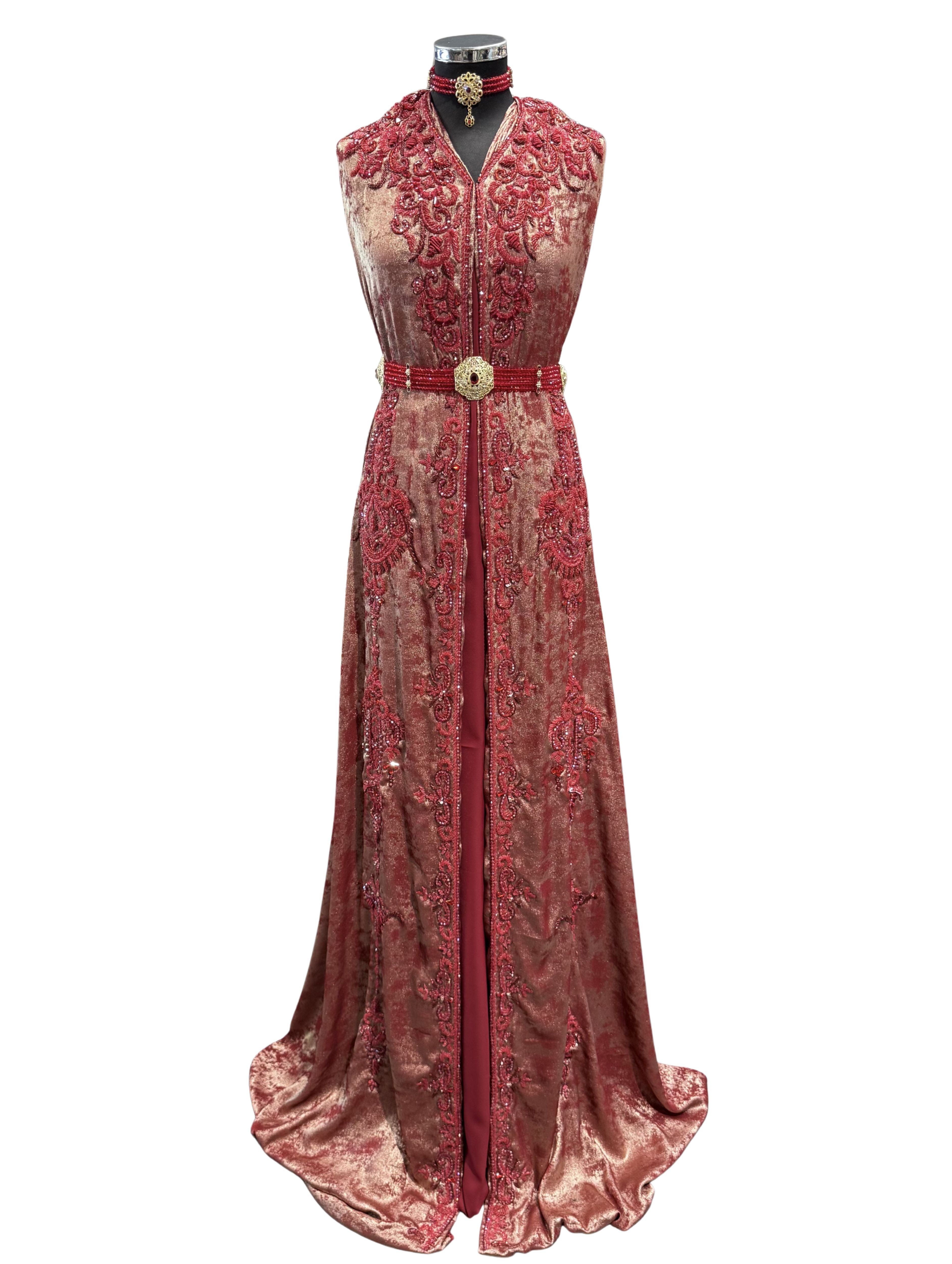 Bordeaux Jakoet caftan stof met bordeauxkleurige kralen.