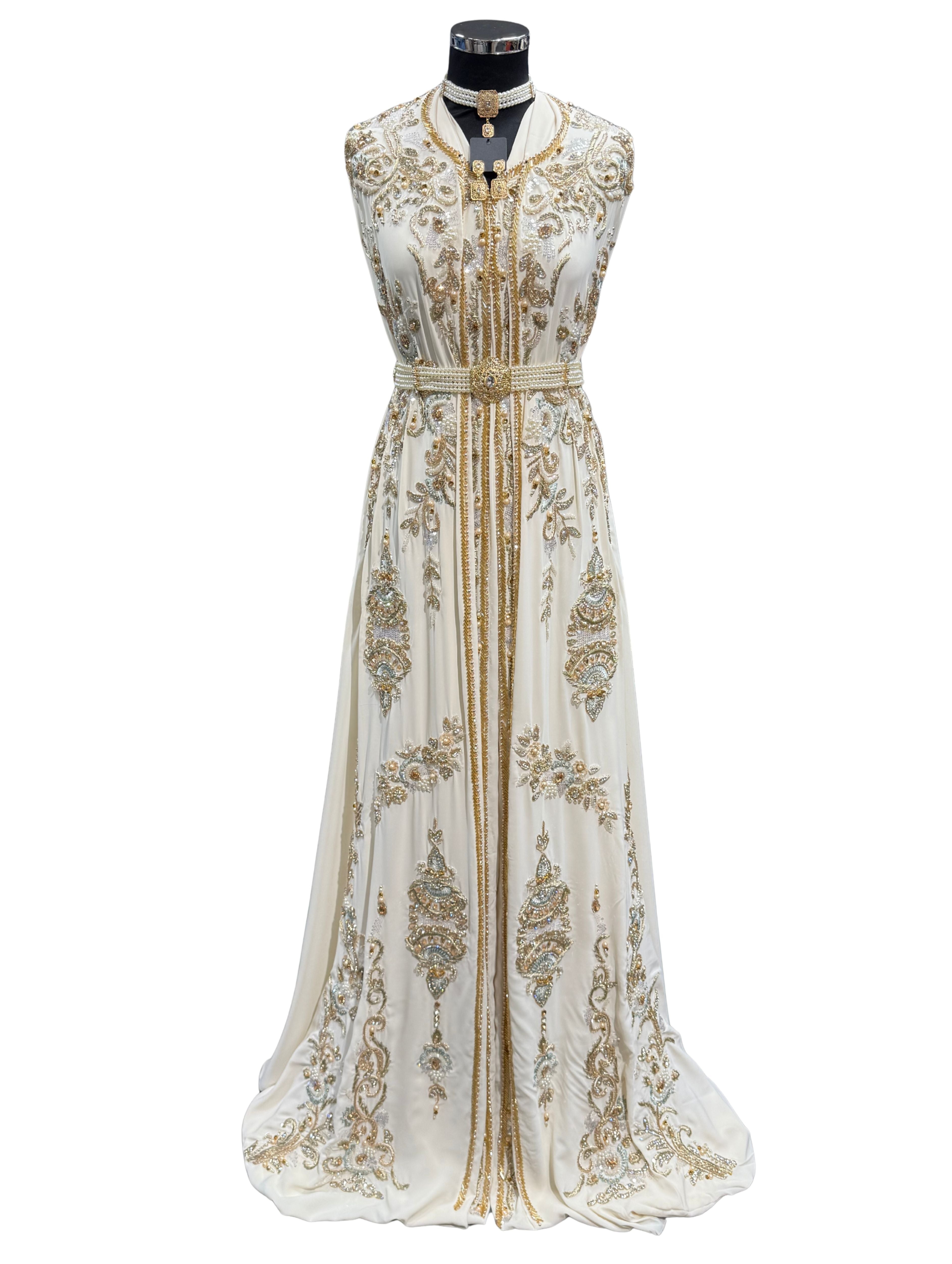 Voorkant van crème caftan of takshita stof met parels, kralen en steentjes op boven- en onderstof.