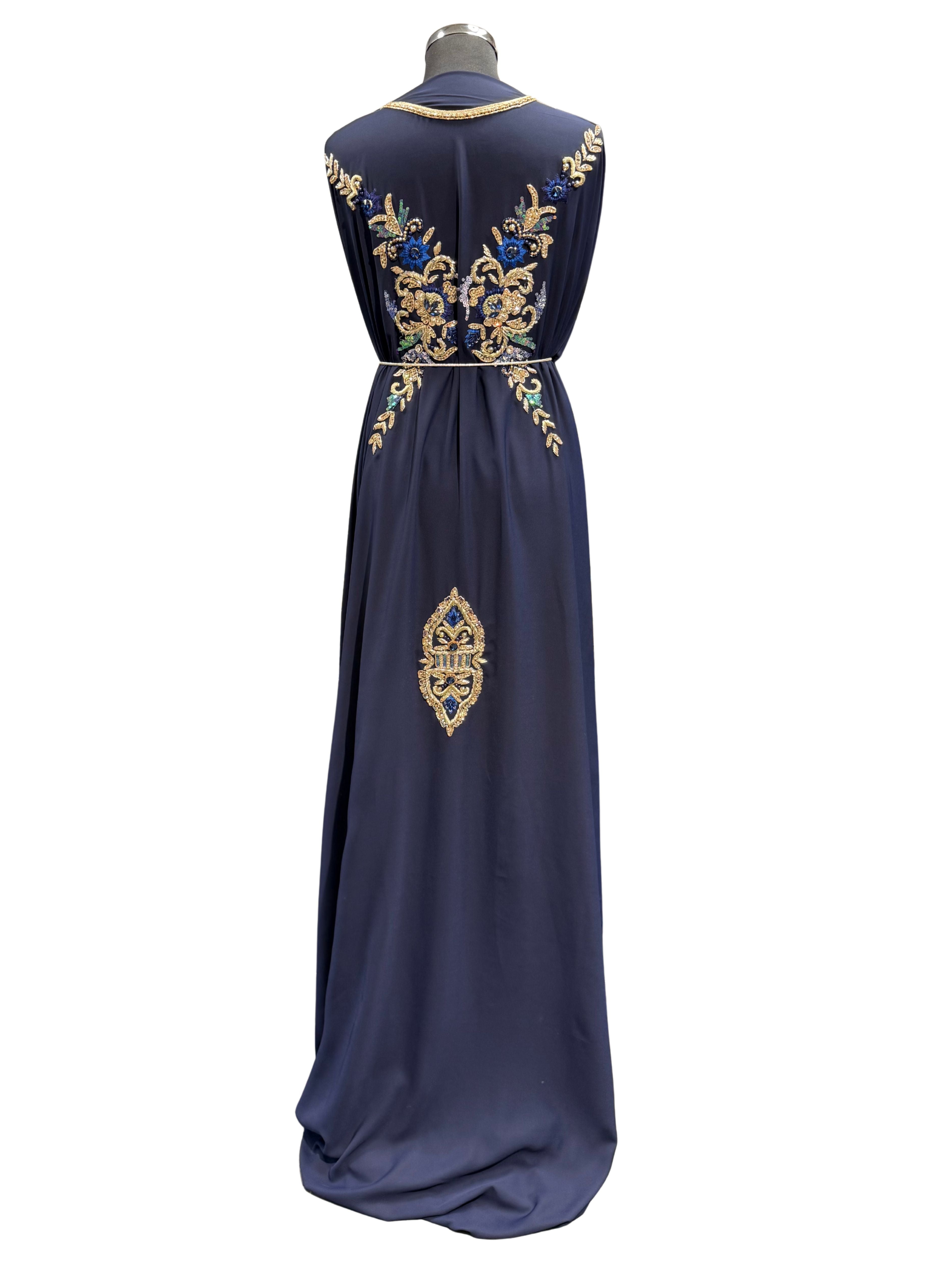 Achterkant van donkerblauwe caftan stof met kobaltblauw borduursel en stenen.
