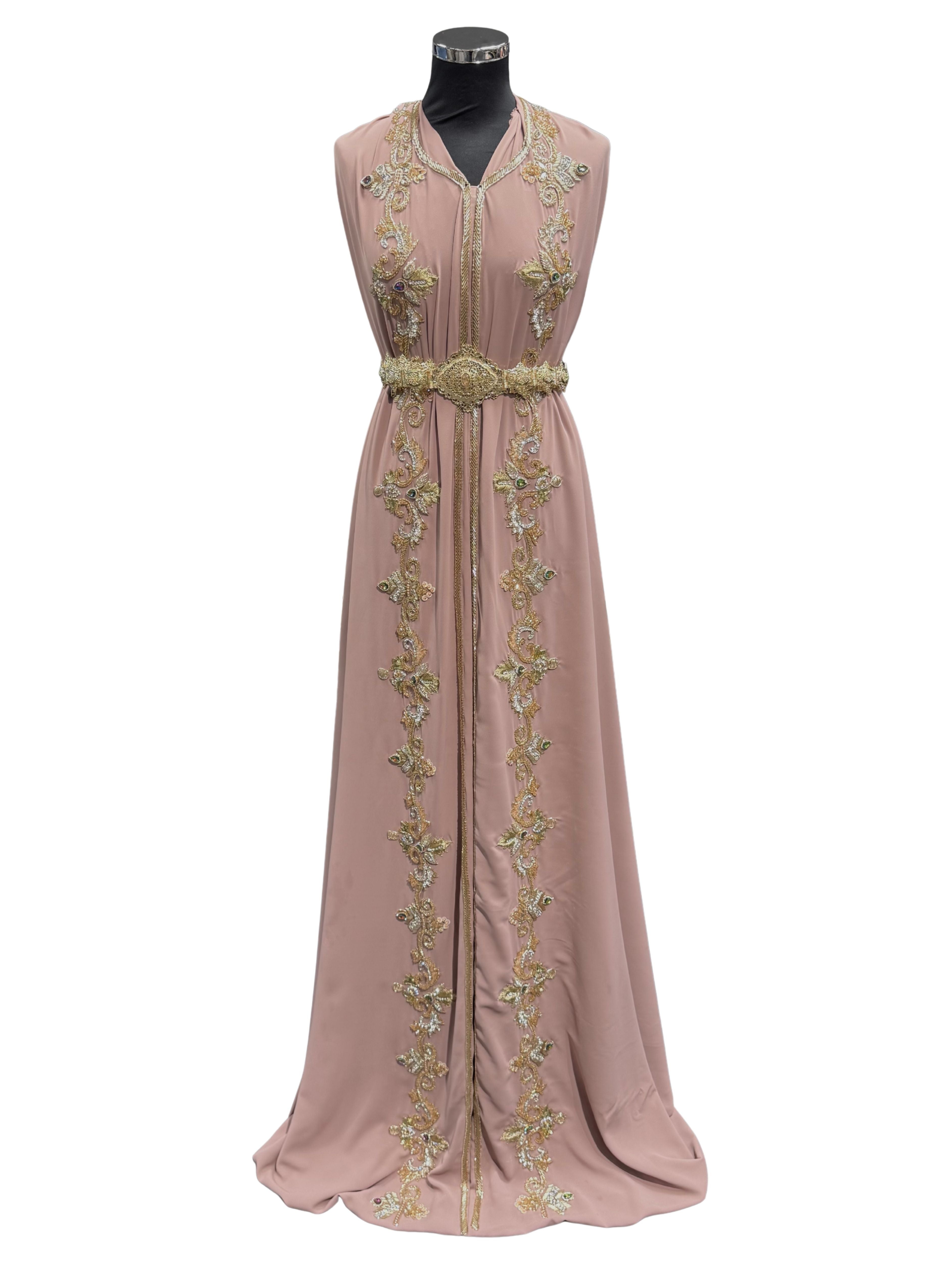 Voorkant van oudroze caftan of takshita stof van crepe kwaliteit, bewerkt met stenen, geschikt voor feestelijke en traditionele kleding.