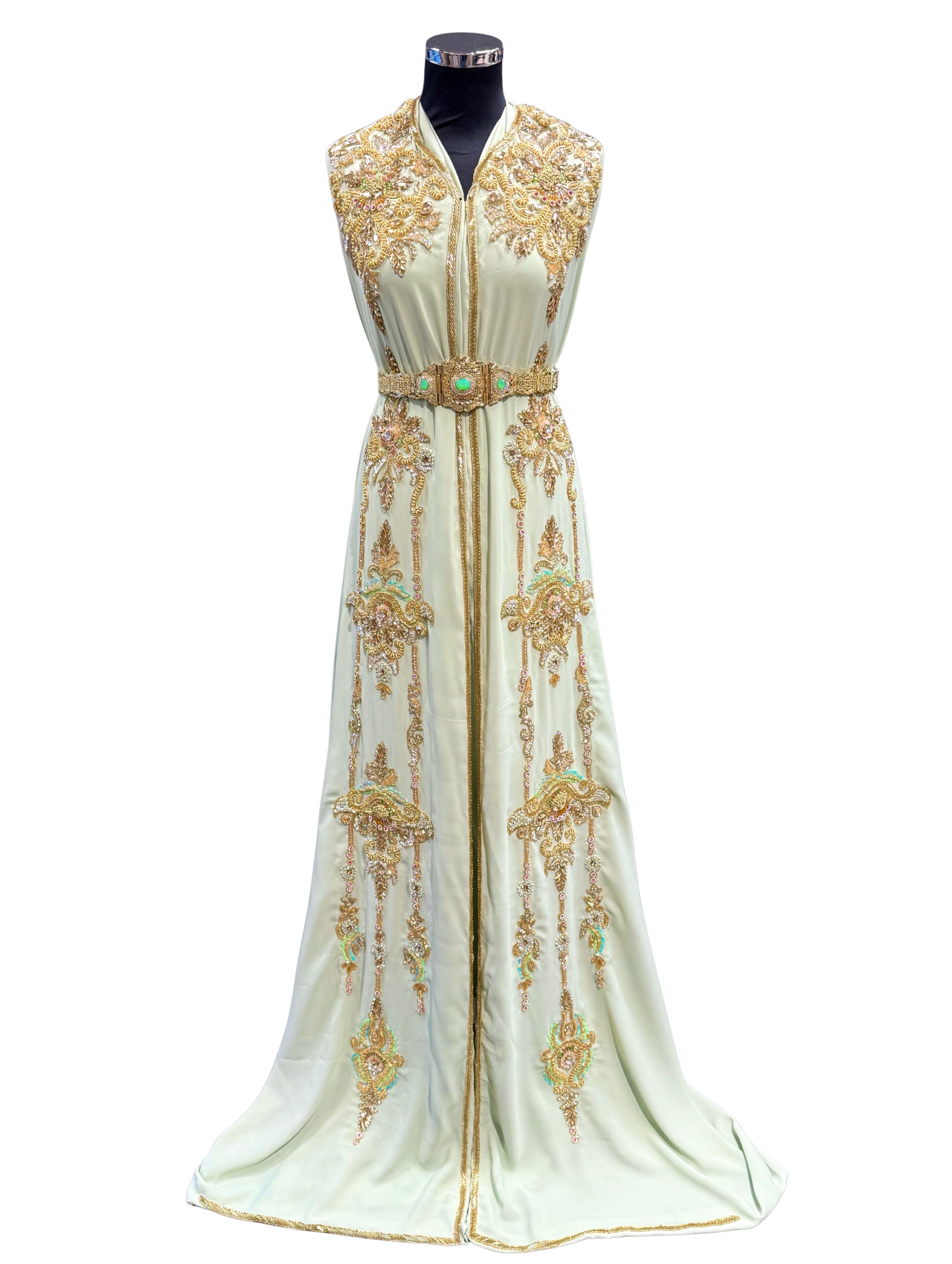 Voorkant van mintgroene caftan of takshita stof met gouden bewerking, versierd met kraaltjes en steentjes