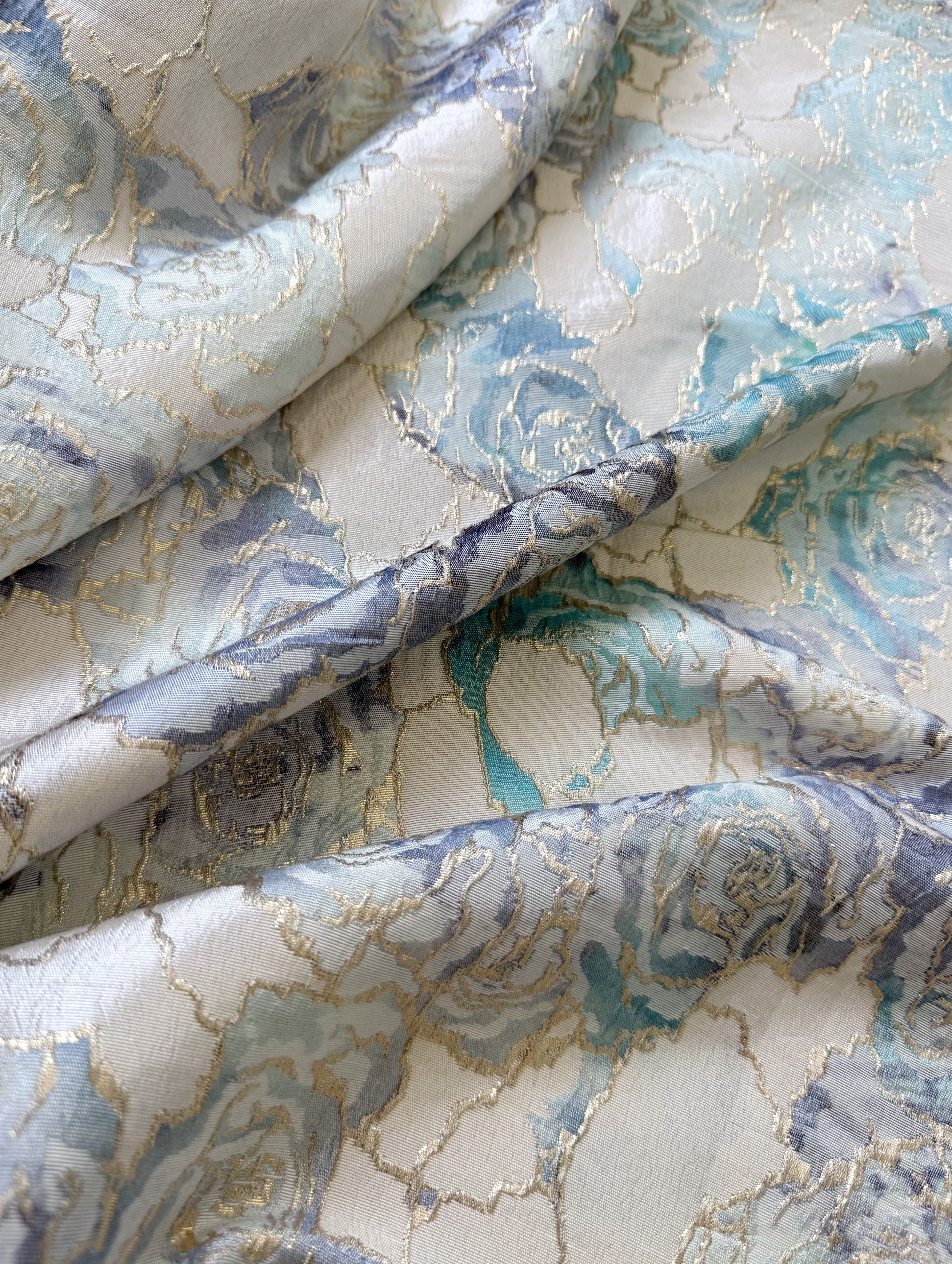 Luxe soepelvallende champagne brokaat stof met een rozenprint in ijsblauw en turquoise. Perfect voor Marokkaanse kleding zoals takshita's en caftans.