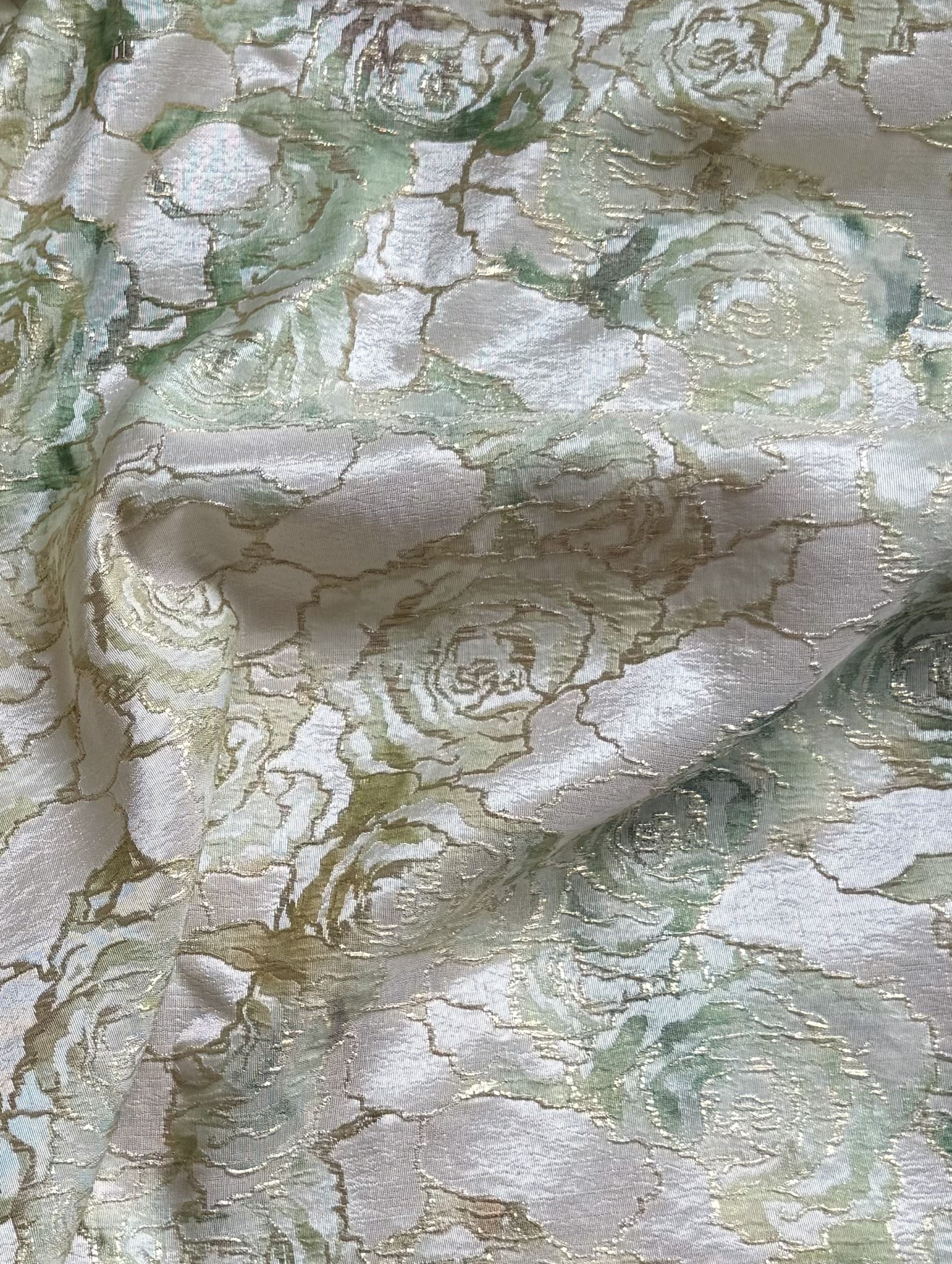Luxe soepelvallende champagne brokaat stof met een rozenprint in verschillende tinten mintgroen. Perfect voor Marokkaanse kleding zoals takshita's en caftans.