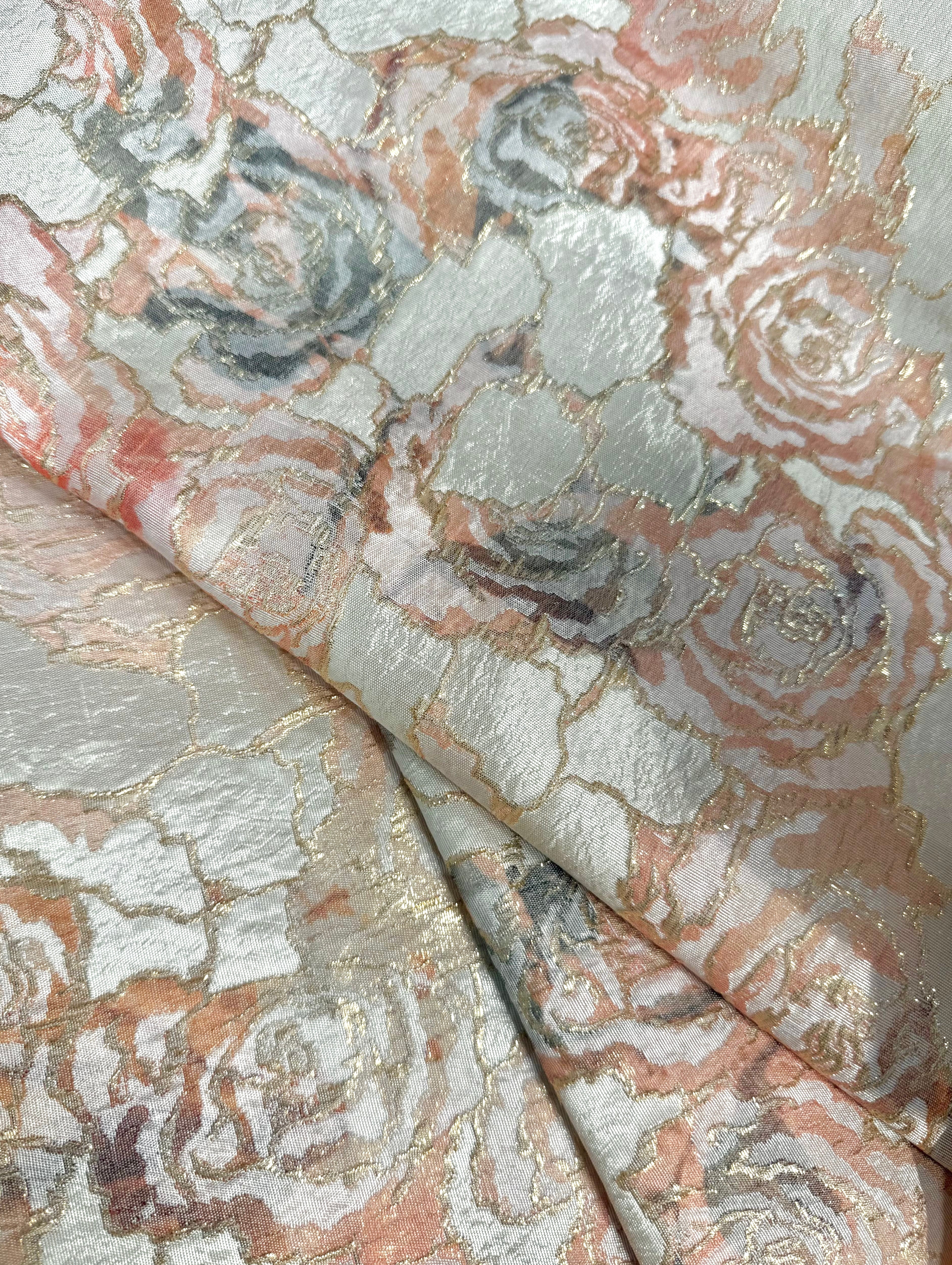Luxe soepelvallende champagne brokaat stof met een zalmkleurige rozenprint. Perfect voor Marokkaanse kleding zoals takshita's en caftans.