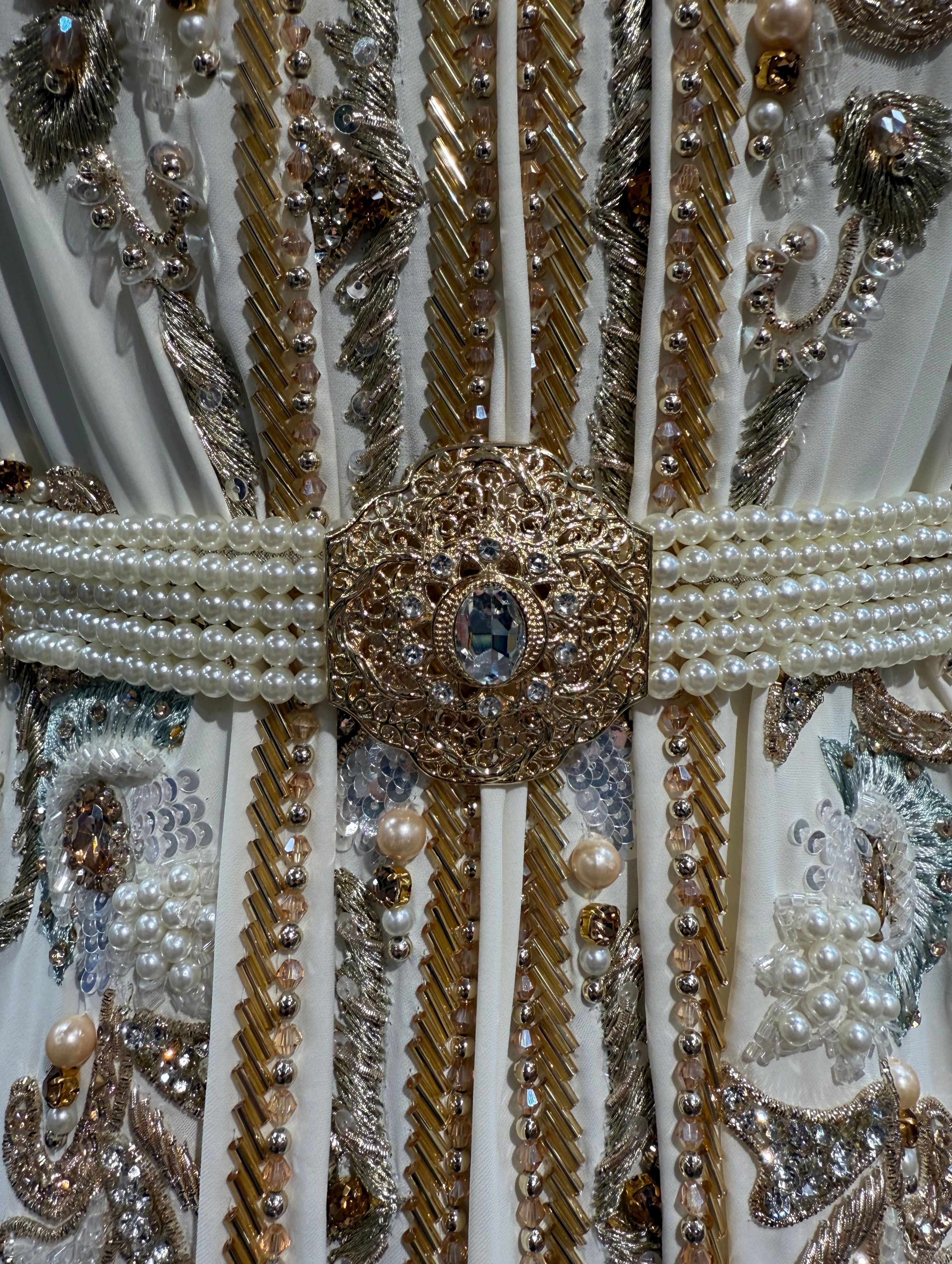 Close-up van de parels en heldere stenen van de Marokkaanse taqlidi parelriem