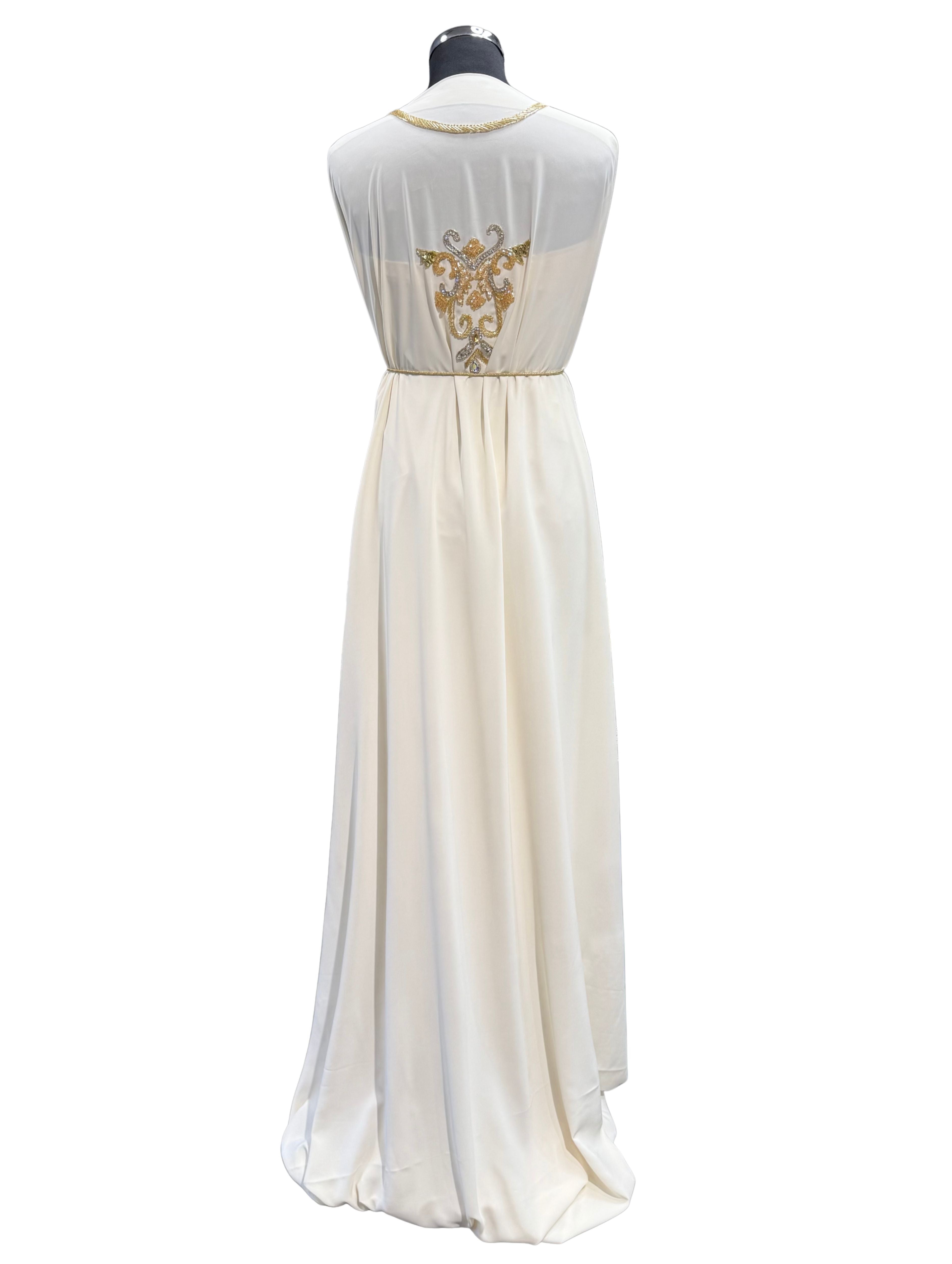 Achterkant van crème caftan of takshita stof met gouden bewerking, geschikt voor henna en feestelijke gelegenheden