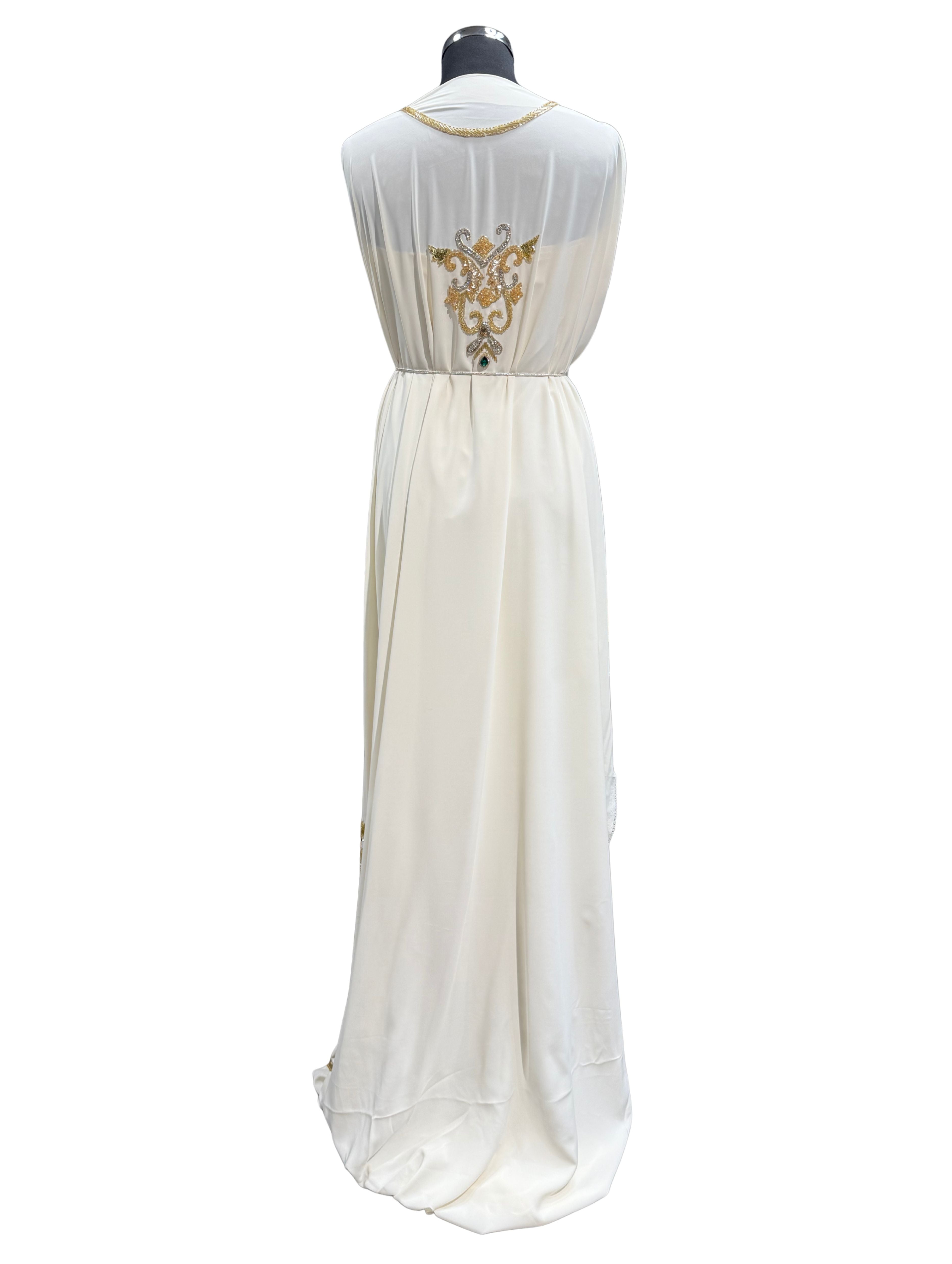 Achterkant van crème caftan of takshita stof met gouden bewerking en donkergroene stenen, geschikt voor henna