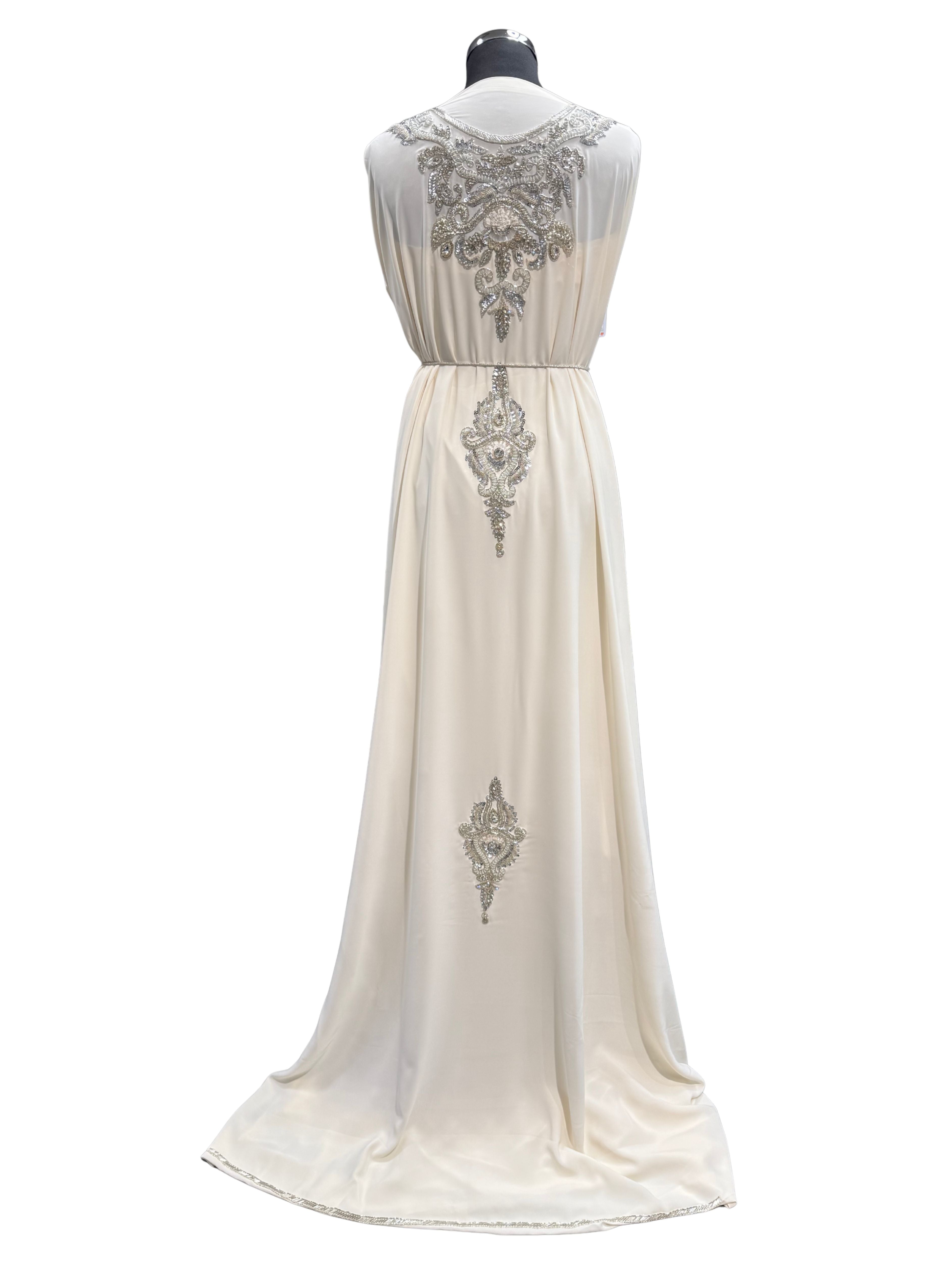 Achterkant van crème caftan of takshita stof met zilveren bewerking, ideaal voor handvragen en verloving