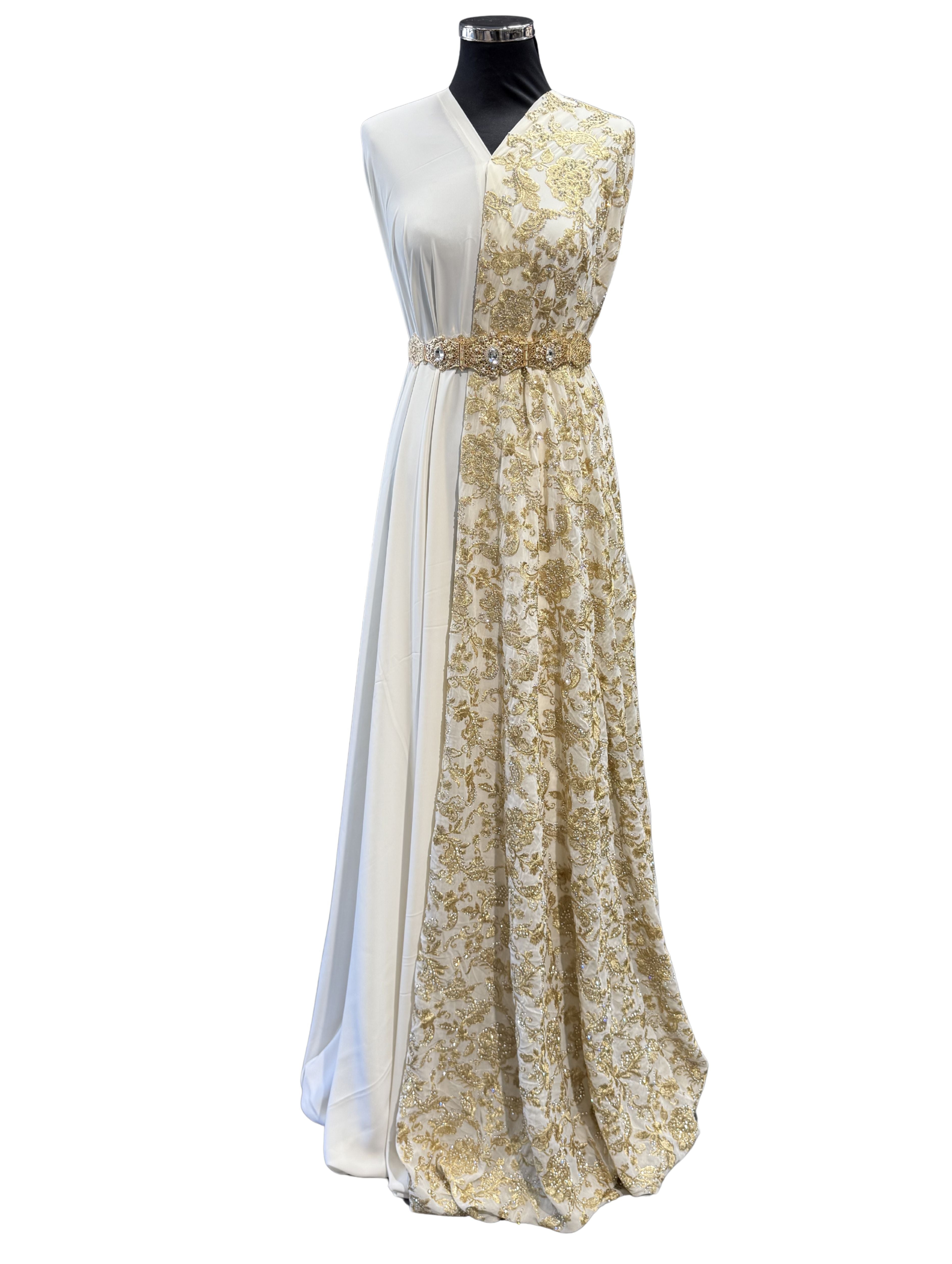 Crème sari stof met subtiele gouden details en verfijnde afwerking, geschikt voor het maken van elegante traditionele kleding zoals caftan, takshita, dirac of xeftan.