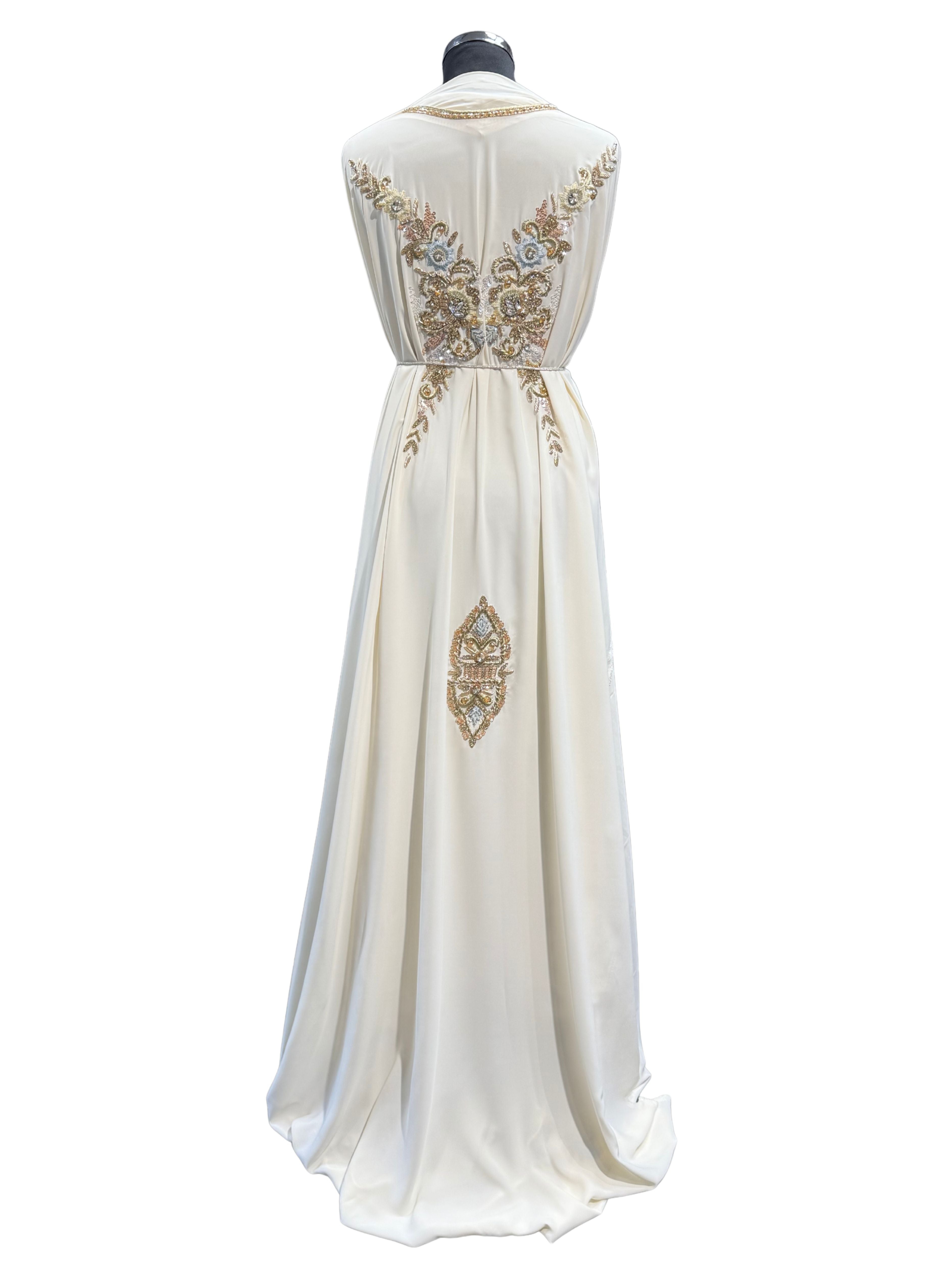 Achterkant van crème crêpe stof voor takshita met egale structuur en soepel vallende crêpe stof.